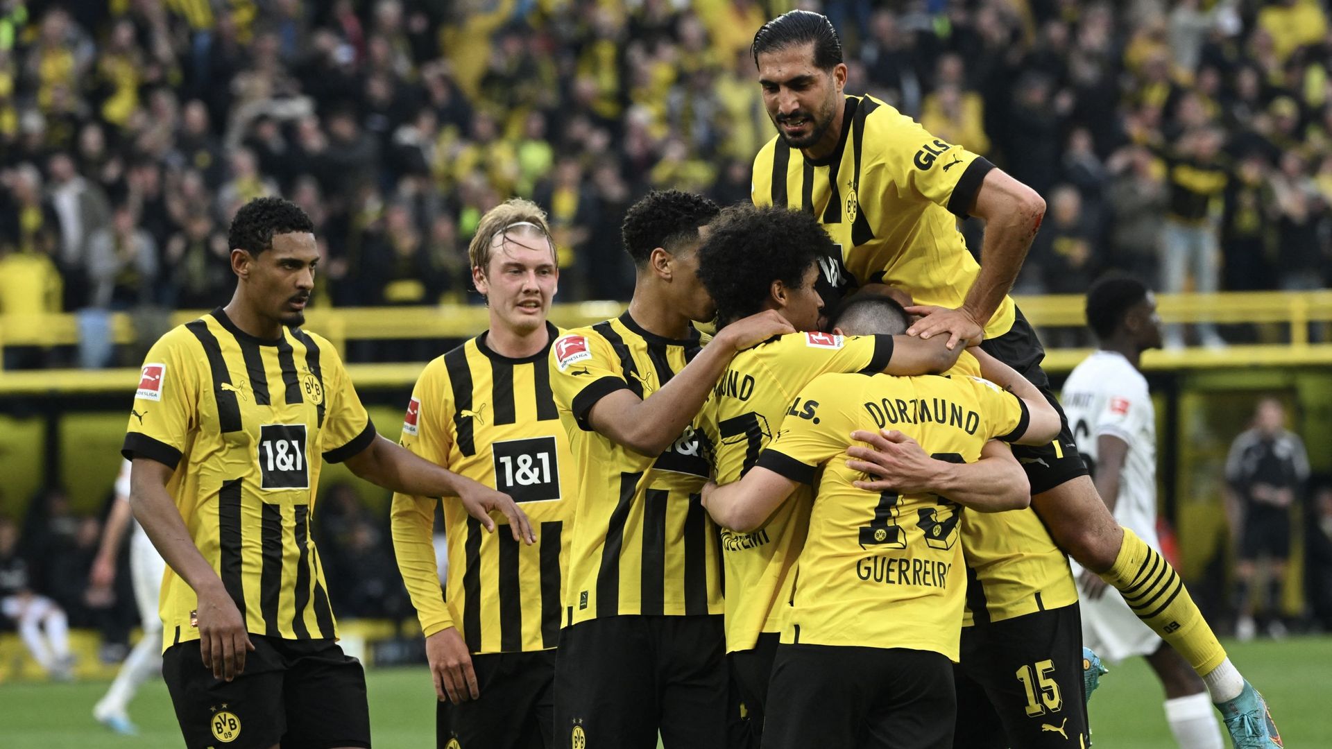 Le Borussia Dortmund prend la tête de la Bundesliga après sa victoire face à Francfort.