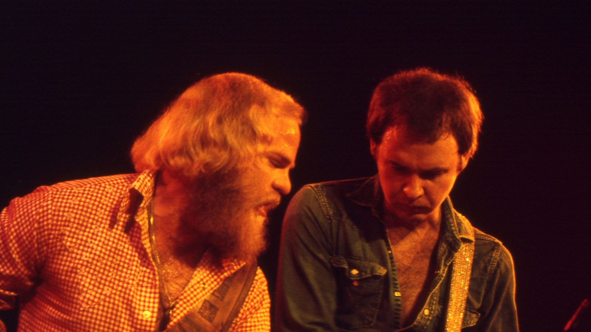 Dusty Hill (gauche) et Billy Gibbons sur scène en 1973 à Nashville.