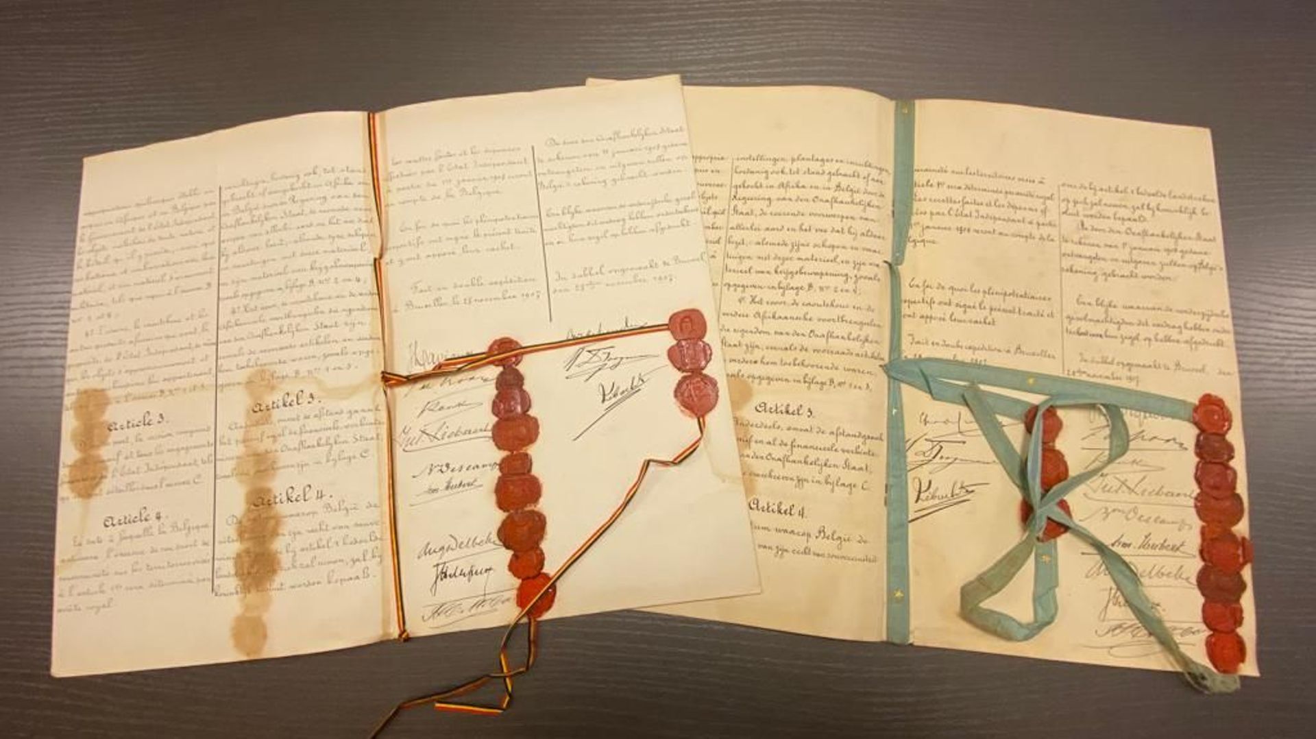 Les deux exemplaires du Traité de cession de "l’Etat Indépendant du Congo" de Léopold II à l’Etat Belgique (1908)