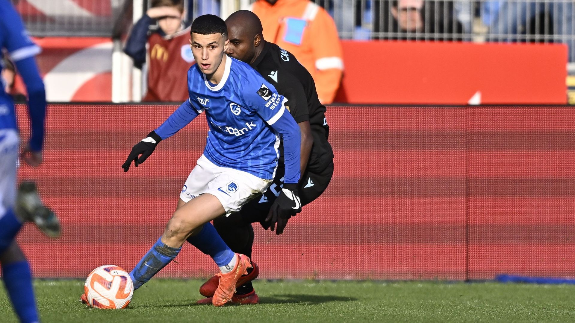 Football : Bilal El Khannouss, balle au pied, lors du match Genk-FC Bruges. 