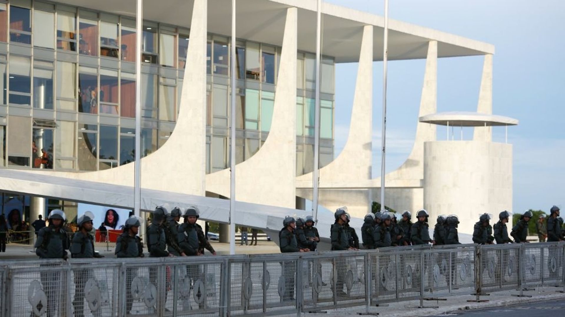 Des forces de sécurité se tiennent devant le palais du Planalto à Brasilia pour l'investiture de la nouvelle ministre des Peuples indigènes le 11 janvier 2023