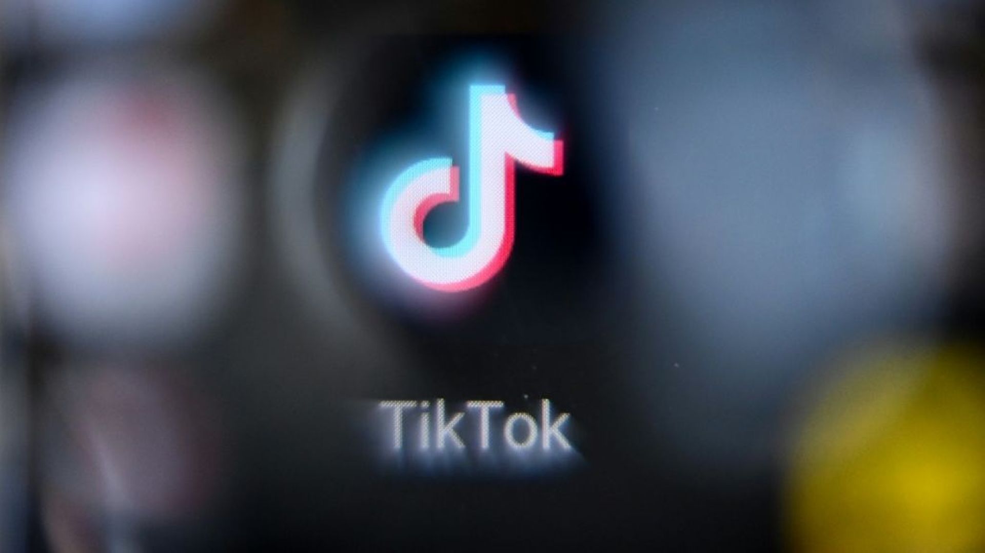 Le logo de TikTok sur un smartphone à Moscou le 12 octobre 2021