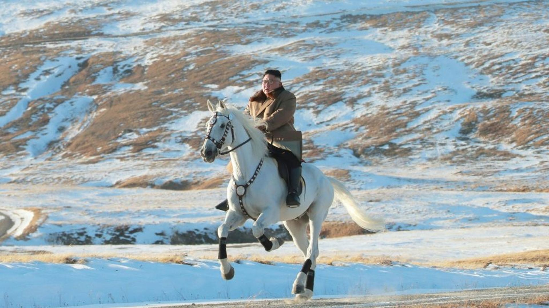 Photo non datée diffusée le 16 octobre 2019 par l'agence KCNA montrant le dirigeant nord-coréen Kim Jong Un monté sur un cheval blanc au Mont Paektu.