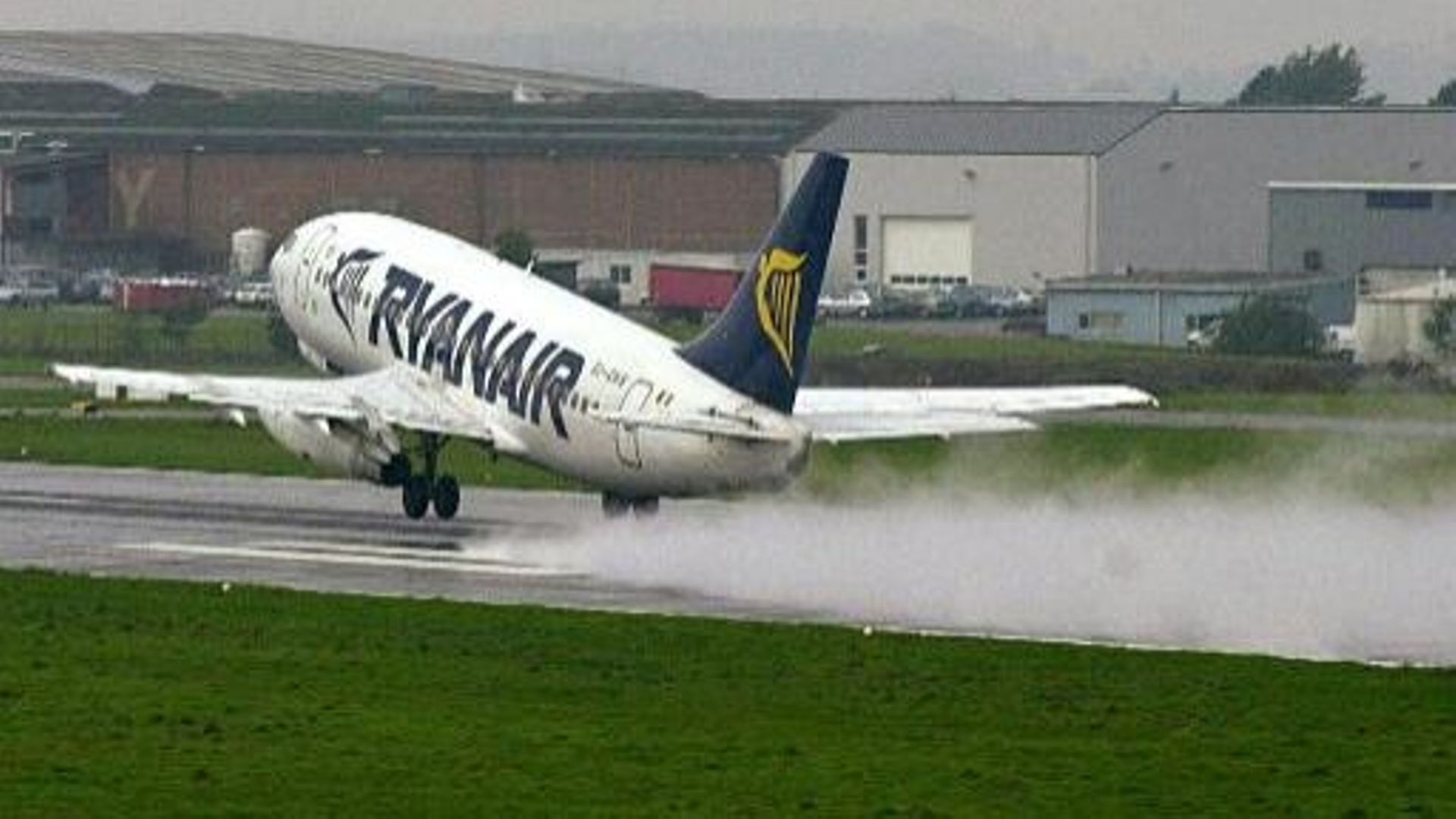 Un appareil de la compagnie aérienne Ryanair atterrit sur l'aéroport de Charleroi, en Belgique, le 7 novembre 2001