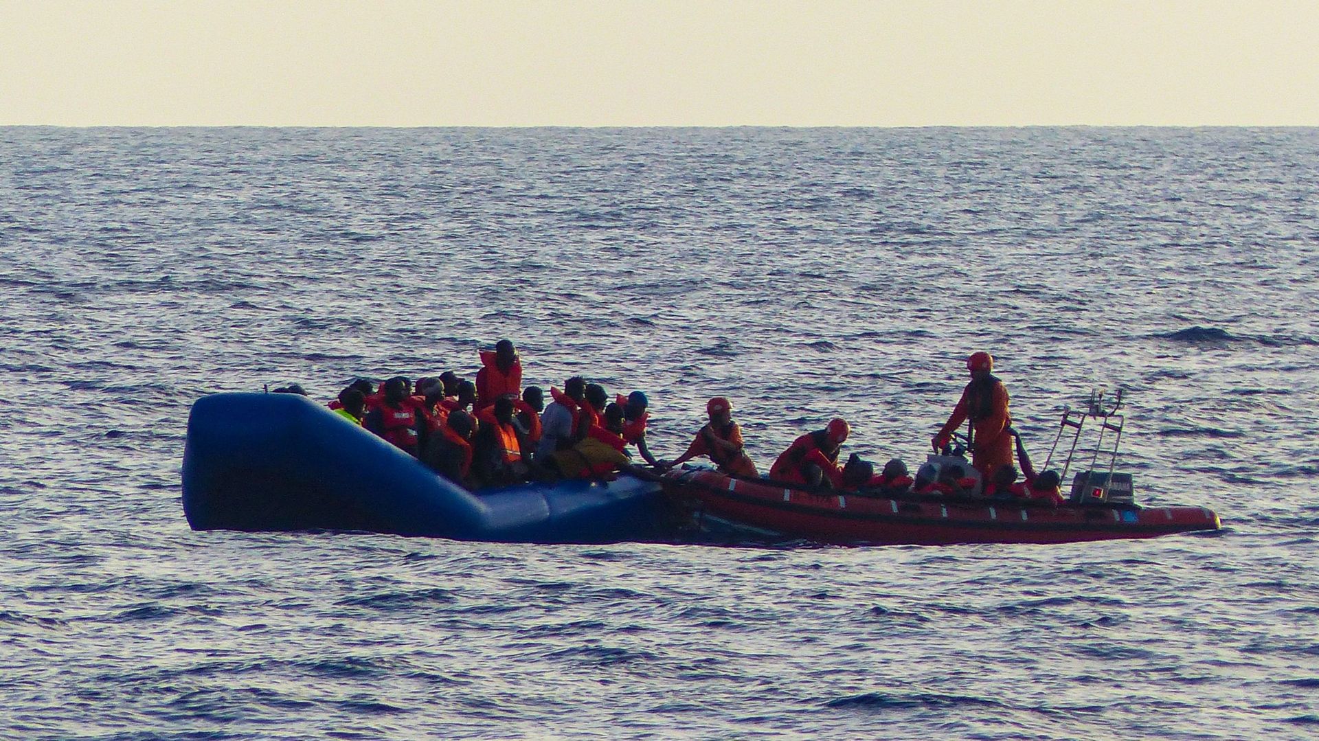 Malgré les menaces des garde-côtes libyens, l’ONG Sea-Eye récupère 90 migrants en Méditerranée