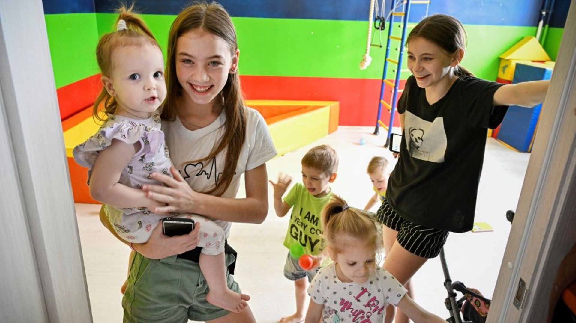Des enfants jouent dans la maison de Roman et Ekaterina Vinogradov à Novossibirsk (Sibérie), le 10 mars 2023.