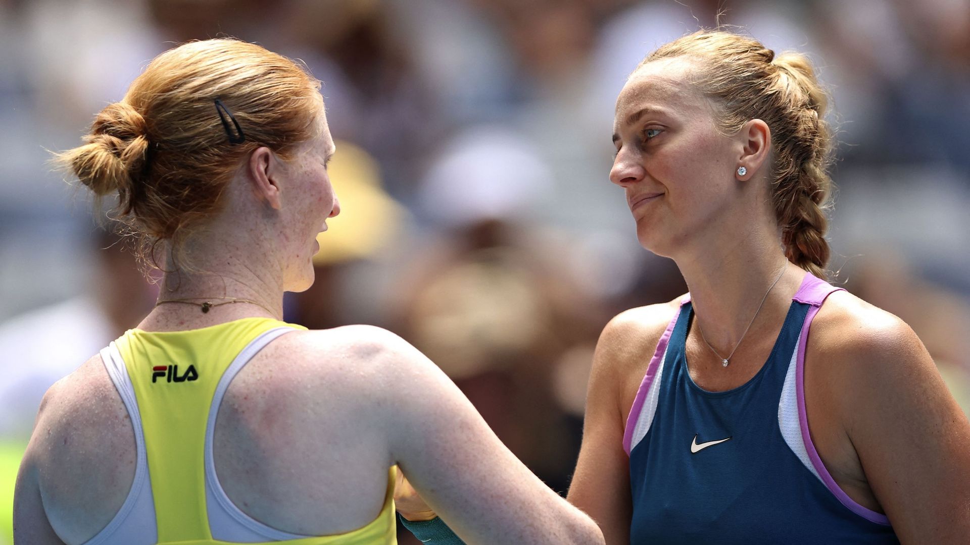 Tennis : Poignée de mains et félicitations entre Alison Van Uytvanck (à gauche) et Petra Kvitova (à droite). La joueuse belge s’est inclinée face à la Tchèque au 1er tour de l’Open d’Australie.