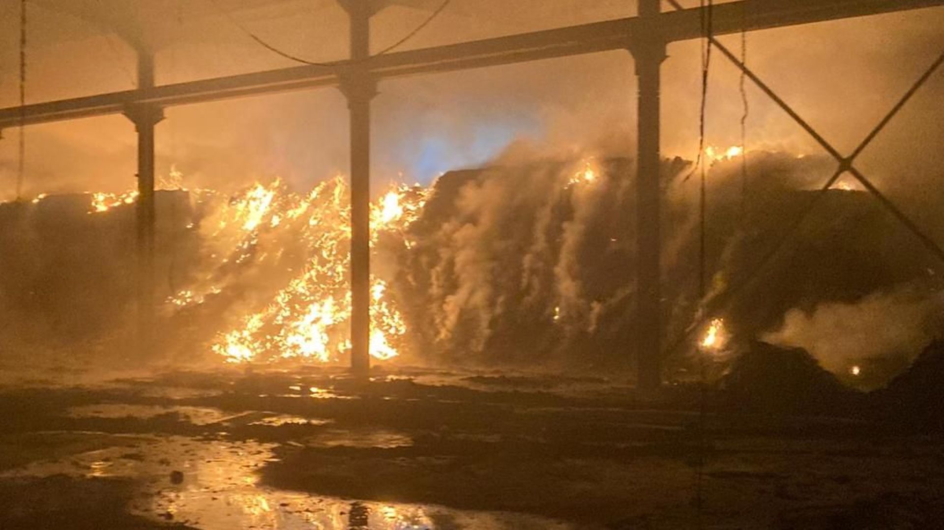 Incendie dans le zoning de Rochefort : 300 tonnes de déchets et un hangar consumés. Pas de dégagements anormalement toxiques dans les fumées.