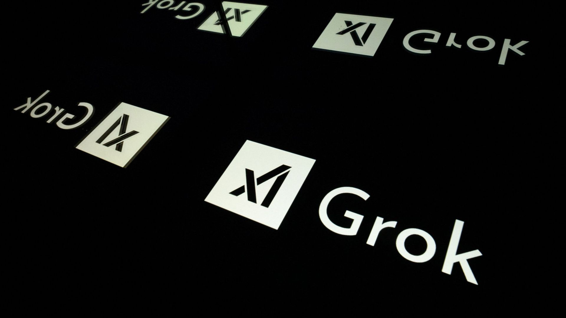 "Hey Grok, mets cette femme en bikini" : l'IA d'Elon Musk génère de fausses photos dénudées sans consentement des victimes