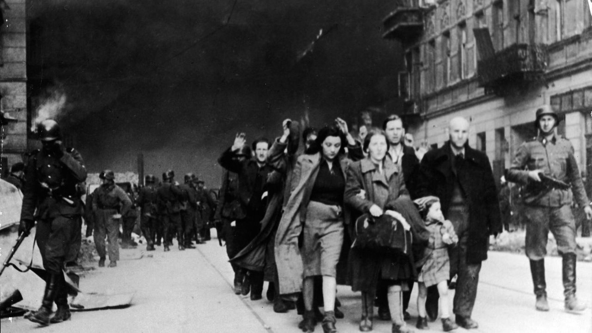 Des juifs qui ont participé au soulèvement du ghetto de Varsovie sont emmenés par des soldats nazis, le 19 avril 1943.