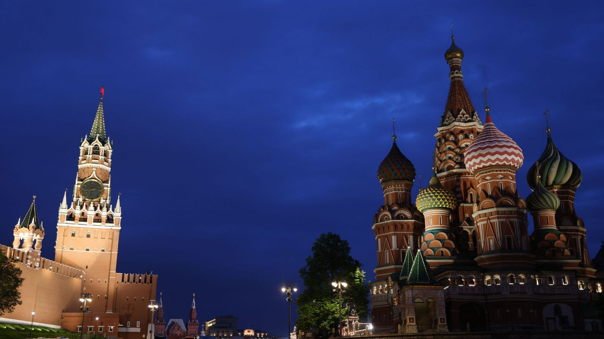 Des policiers russes gardent la Place Rouge devant le Kremlin le 3 mai 2023 à Moscou, Russie. Les autorités russes ont accusé l’Ukraine d’avoir mené une attaque de drone contre le Kremlin la nuit dernière. Le président ukrainien, Volodomyr Zelenskiy, a ni