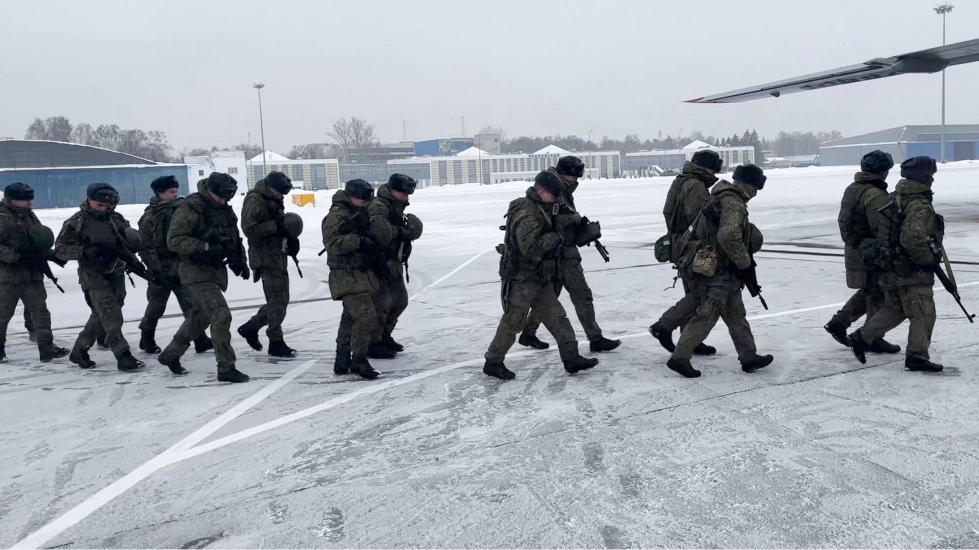 Cette capture d’image publiée par le ministère russe de la Défense le 6 janvier 2021 montre des parachutistes russes embarquant dans un avion-cargo militaire en partance pour le Kazakhstan