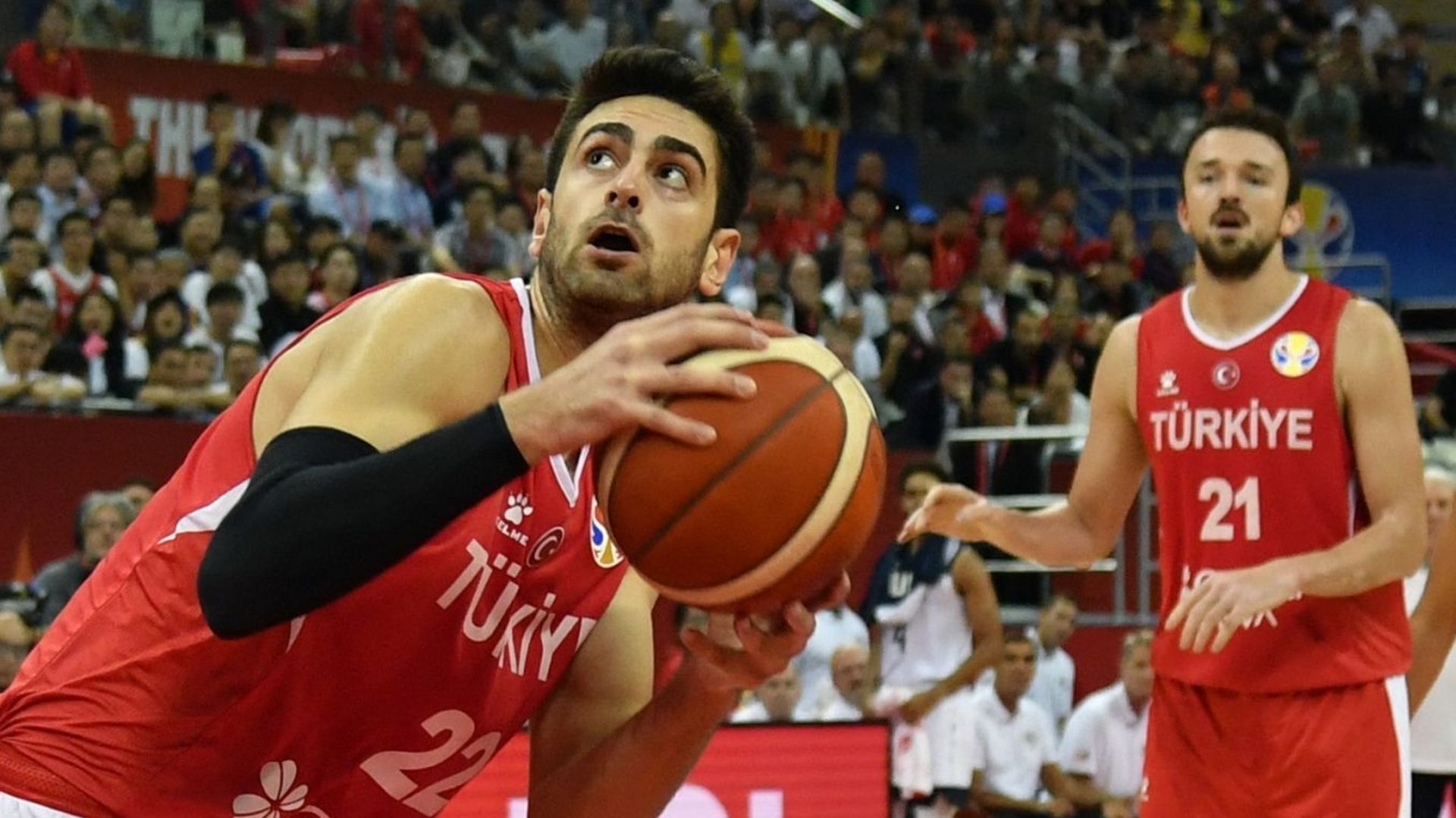 Basket : Le joueur turc Furkan Korkmaz. La sélection turque a menacé de quitter l'Eurobasket 2022, accusant la police géorgienne d'avoir agressé son ailier NBA dans les couloirs de la salle de Tbilissi où la Turquie s'est inclinée contre la Géorgie (88-83