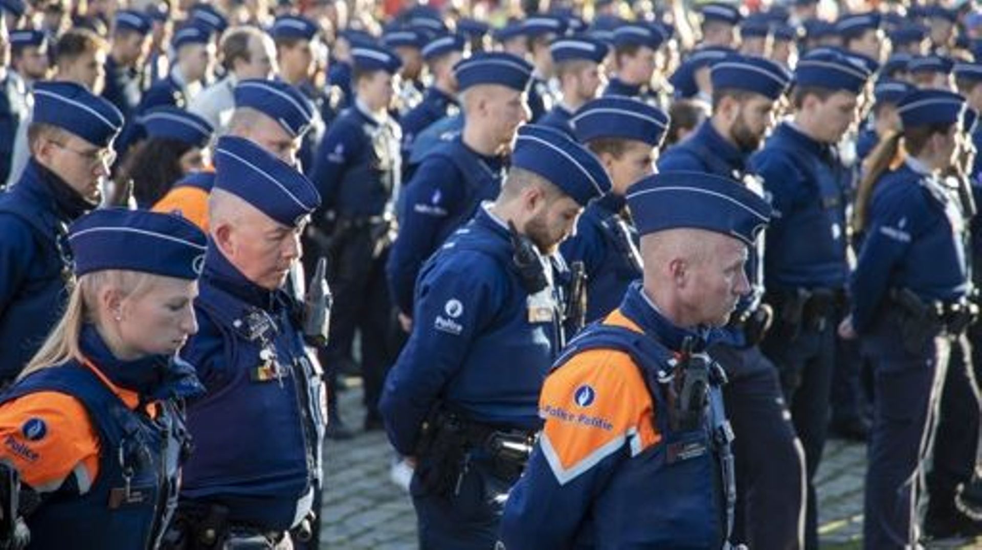 Policier tué à Schaerbeek - Minute de silence nationale et des milliers de policiers aux funérailles de Thomas Monjoie
