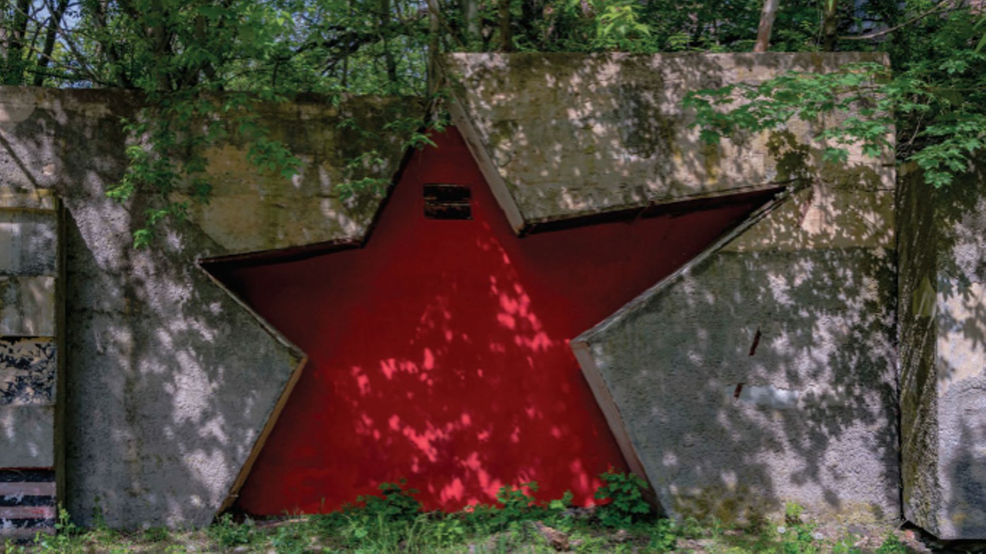 Une étoile rouge fraîchement repeinte, un monument abandonné célébrant la victoire soviétique contre l'Allemagne nazie se situe dans une ville de garnison non loin de Berlin