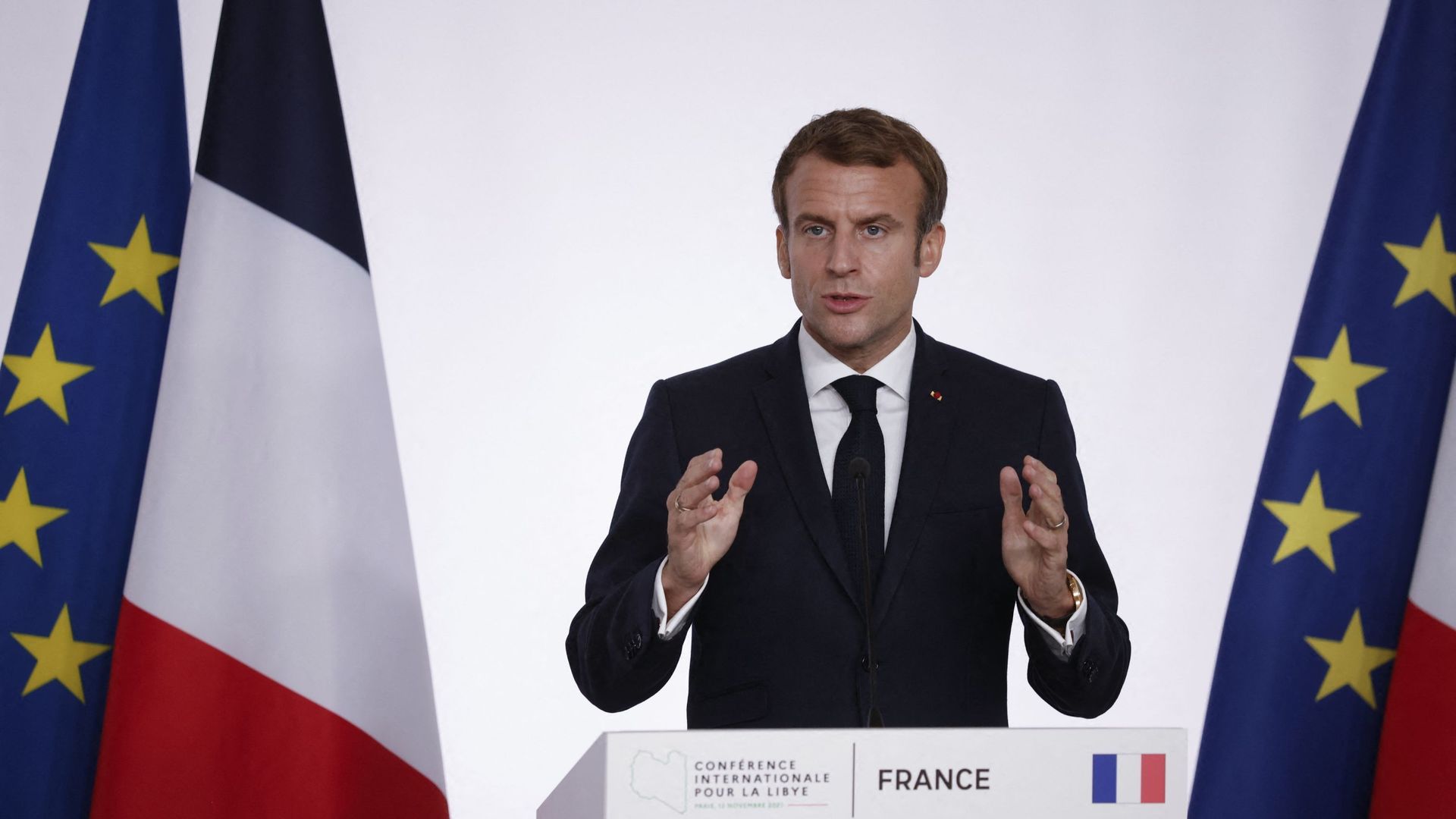 Emmanuel Macron a changé la couleur du drapeau français, sans