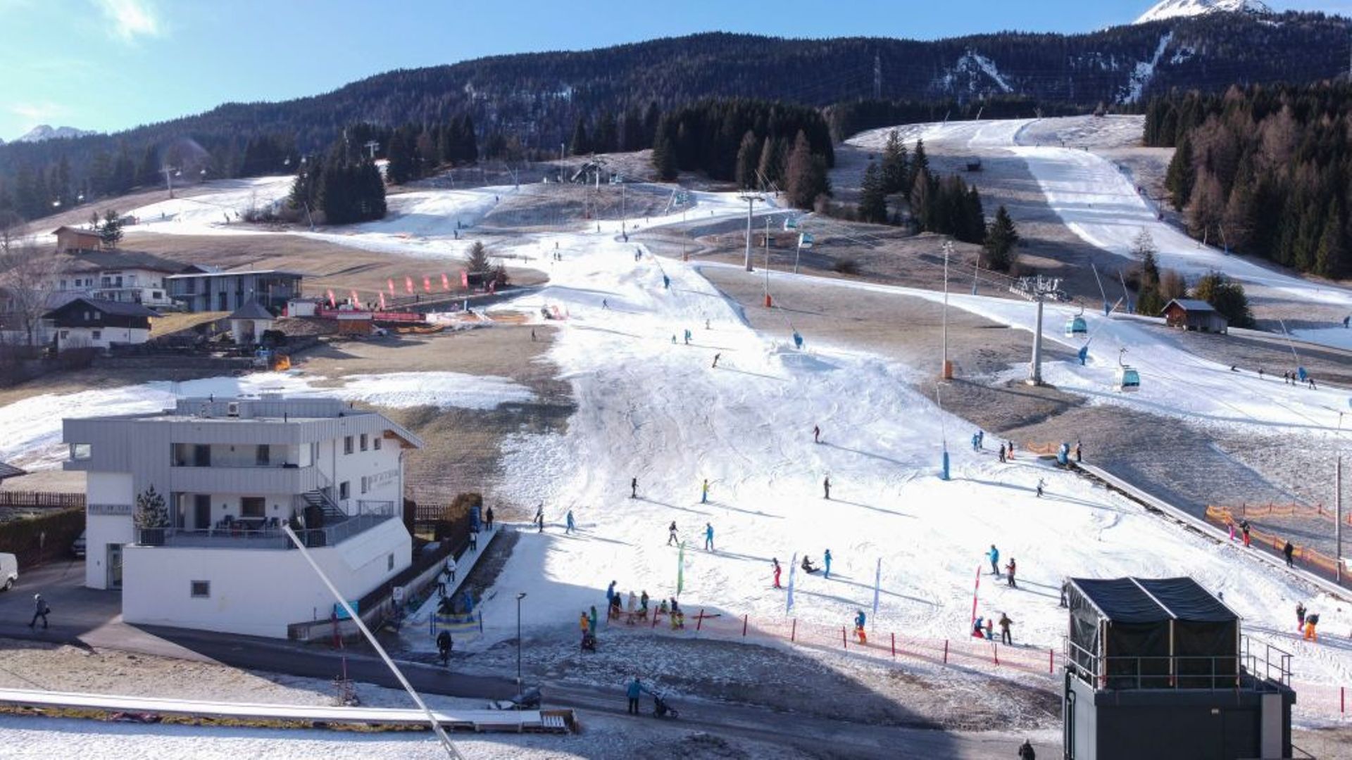 La montagne de Grubigstein en Autriche, peu enneigée le 16 janvier 2023.