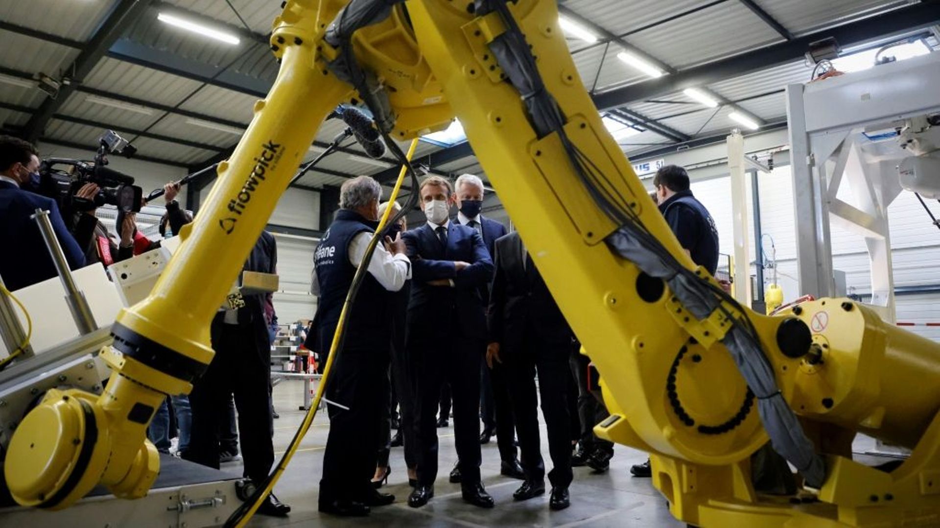 Emmanuel Macron visite les ateliers de Sileane qui fabrique des robots à Saint-Etienne dans la Loire le 25 octobre  2021