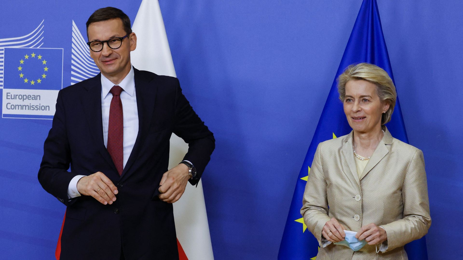 La présidente de la Commission européenne, Ursula von der Leyen (à droite), accueille le Premier ministre polonais, Mateusz Morawiecki (à gauche), à son arrivée pour une réunion bilatérale à Bruxelles, le 13 juillet 2021.