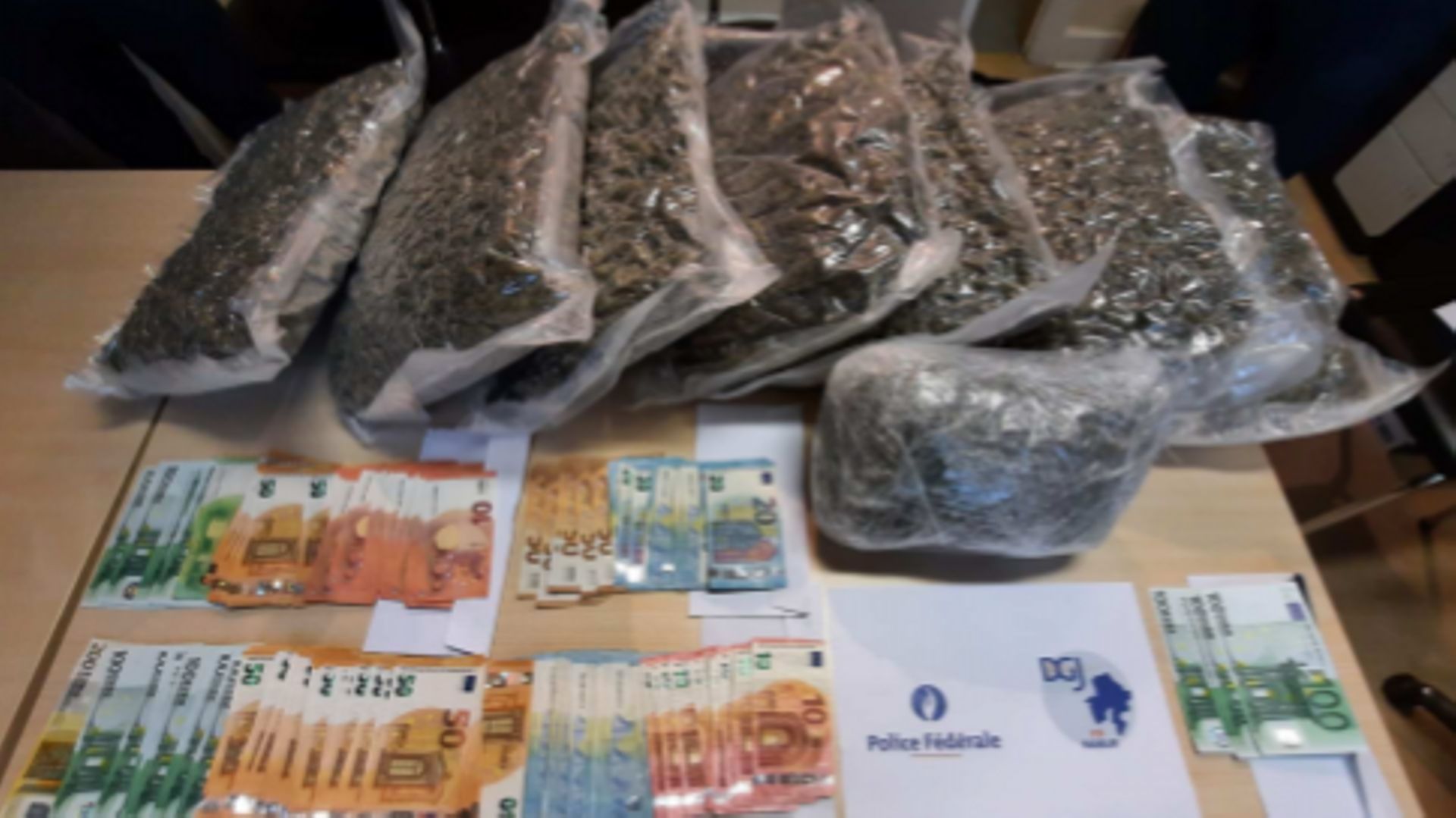 La belle prise de la police fédérale judiciaire à Namur le 7 décembre dernier : 8 kilos de cannabis et 7000 euros. La drogue provenait de Strasbourg.