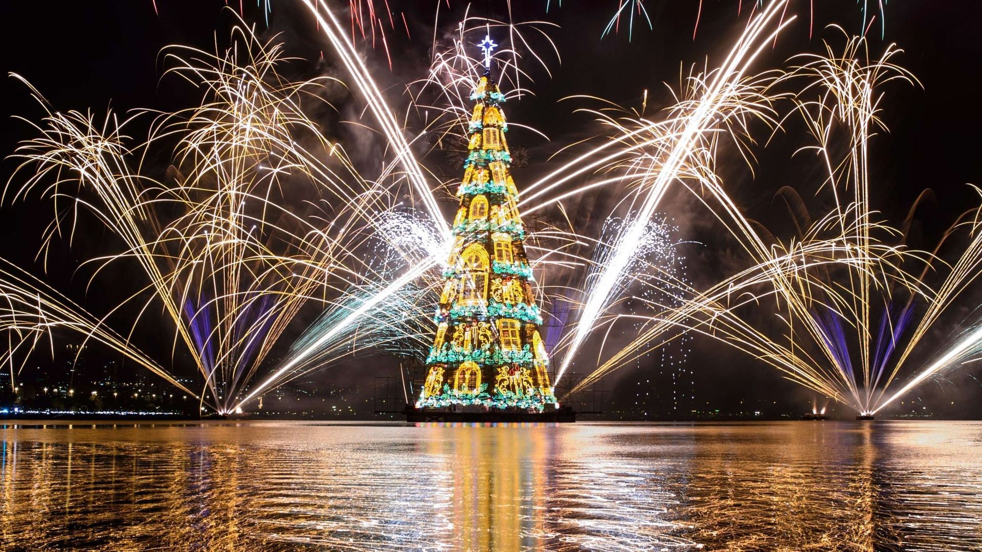 Le plus grand arbre de Noël flottant du monde inauguré à Rio - rtbf.be