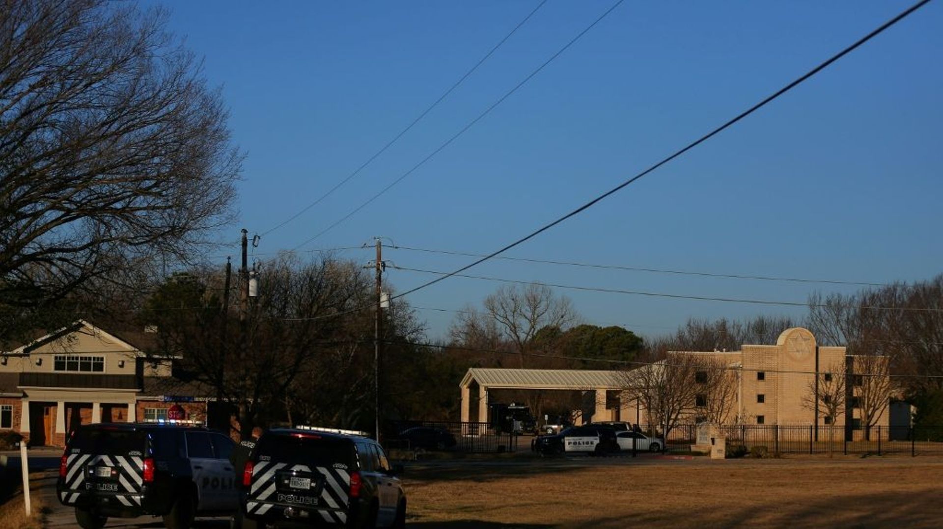 Des véhicules de police devant la synagogue de la congrégation Beth Israël à Colleyville, au Texas, le 16 janvier 2022 au lendemain d’une prise d’otage.
