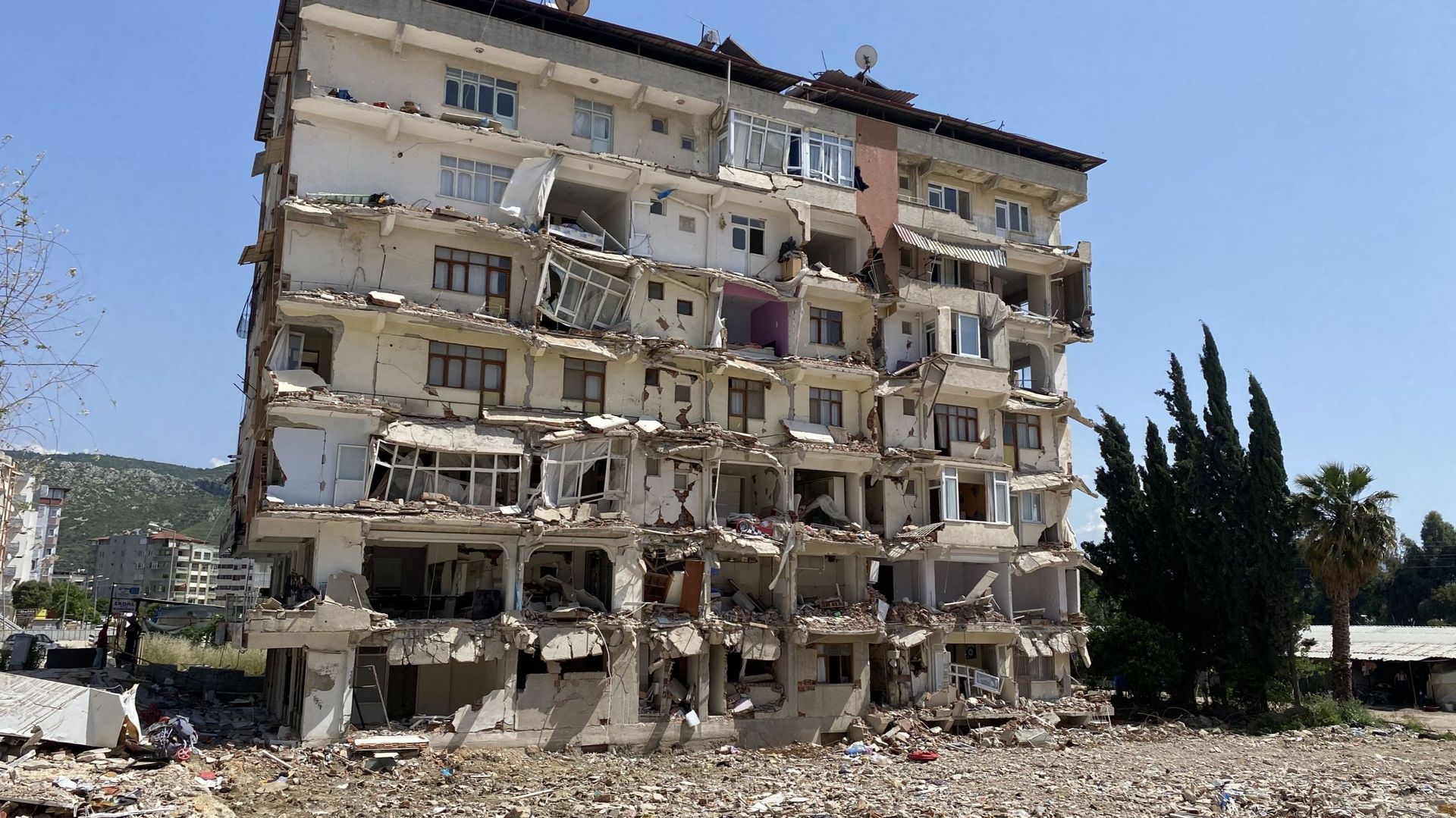 Un immeuble endommagé par le tremblement de terre à Defne