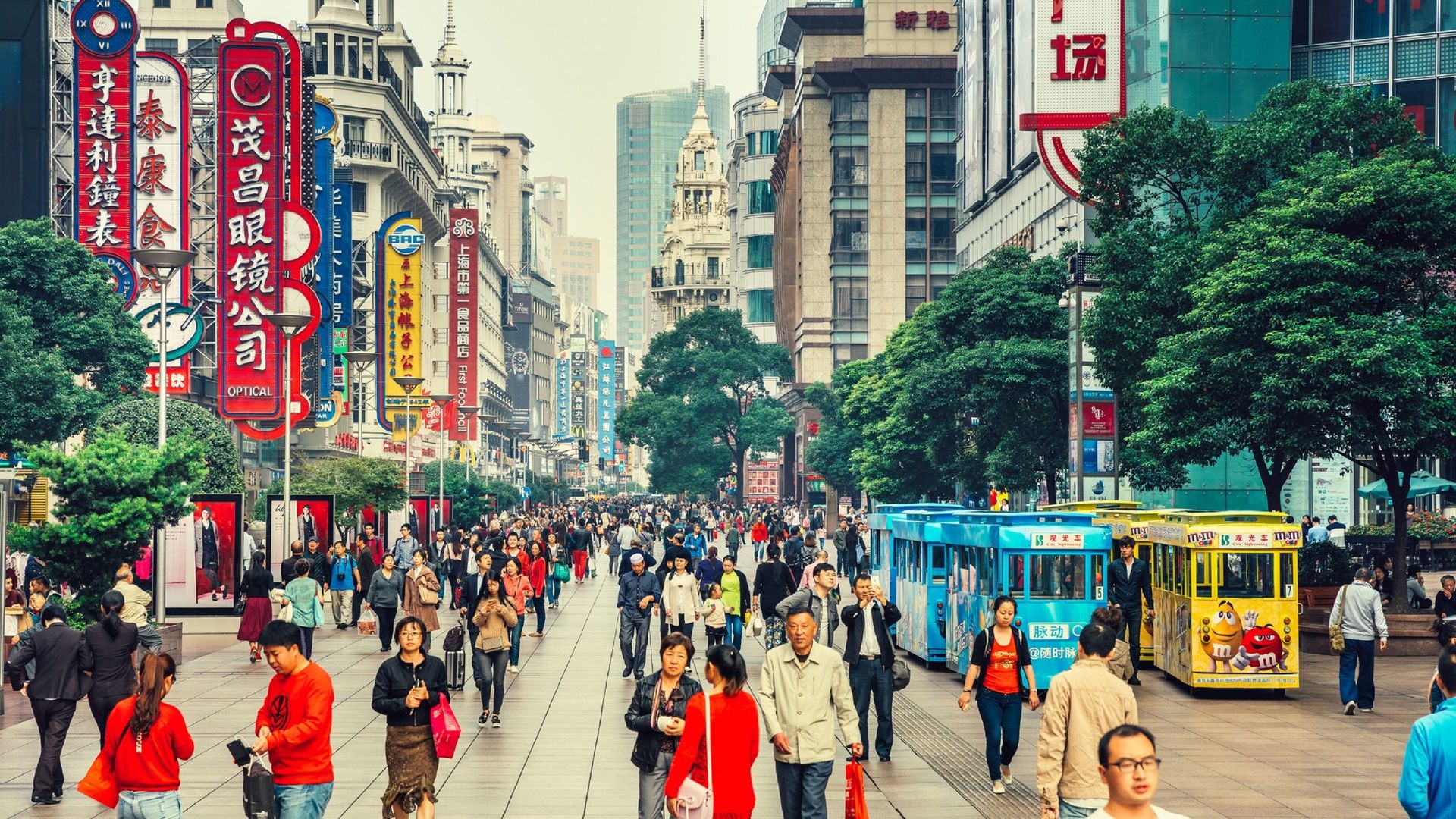 Nanjing Road à Shanghai (Chine) est une immense rue commerciale que les piétons ont progressivement investis, année après année.
