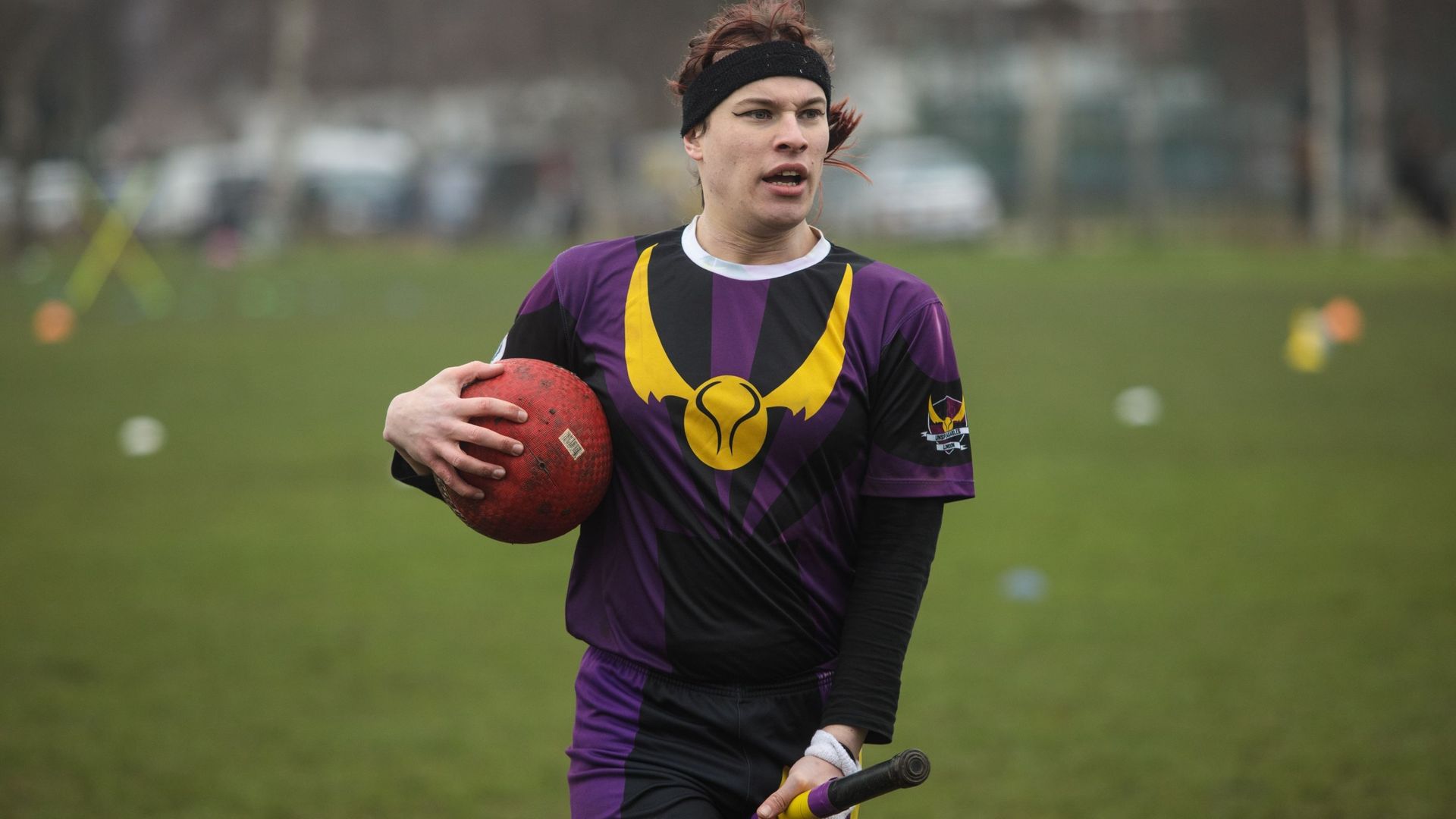 Un joueur de l’équipe de quidditch London Unspeakables joue lors du tournoi de quidditch Crumpet Cup sur Clapham Common, le 18 février 2017 à Londres, en Angleterre.
