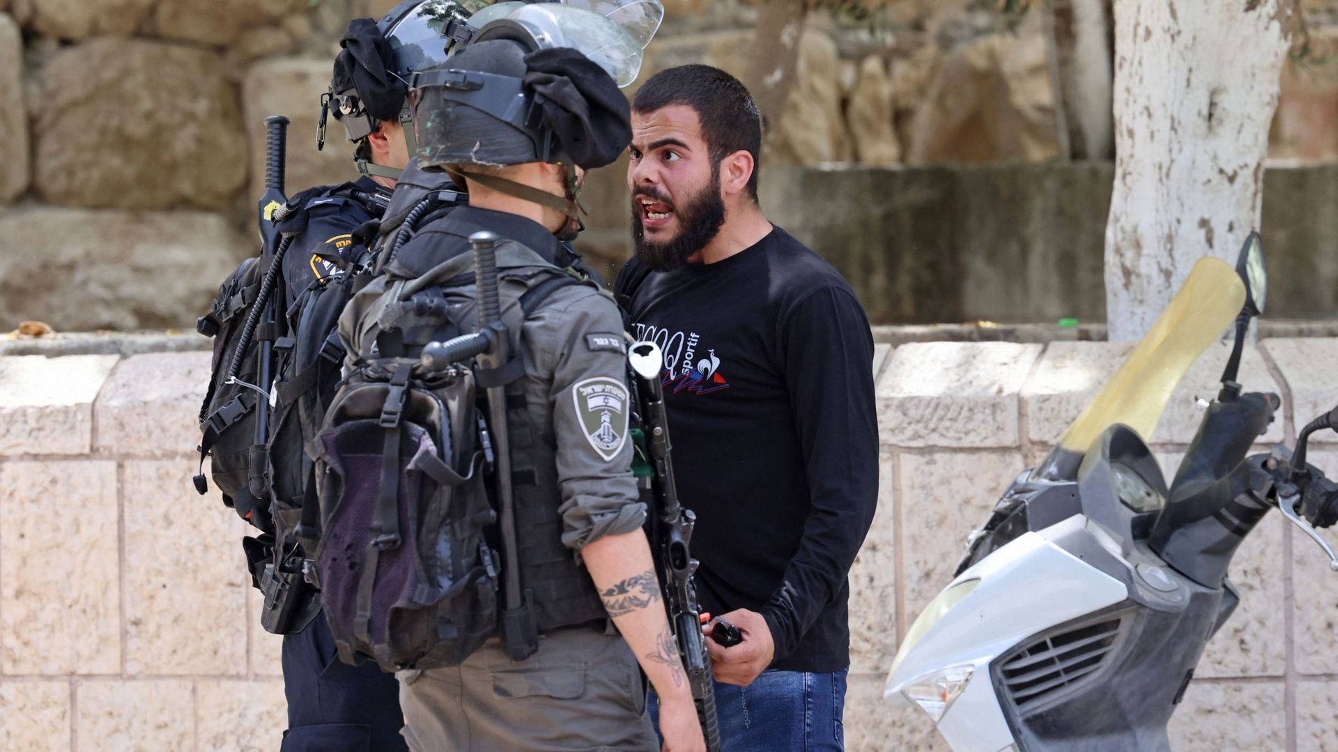 Un manifestant palestinien face aux forces de sécurité israéliennes dans la vieille ville de Jérusalem