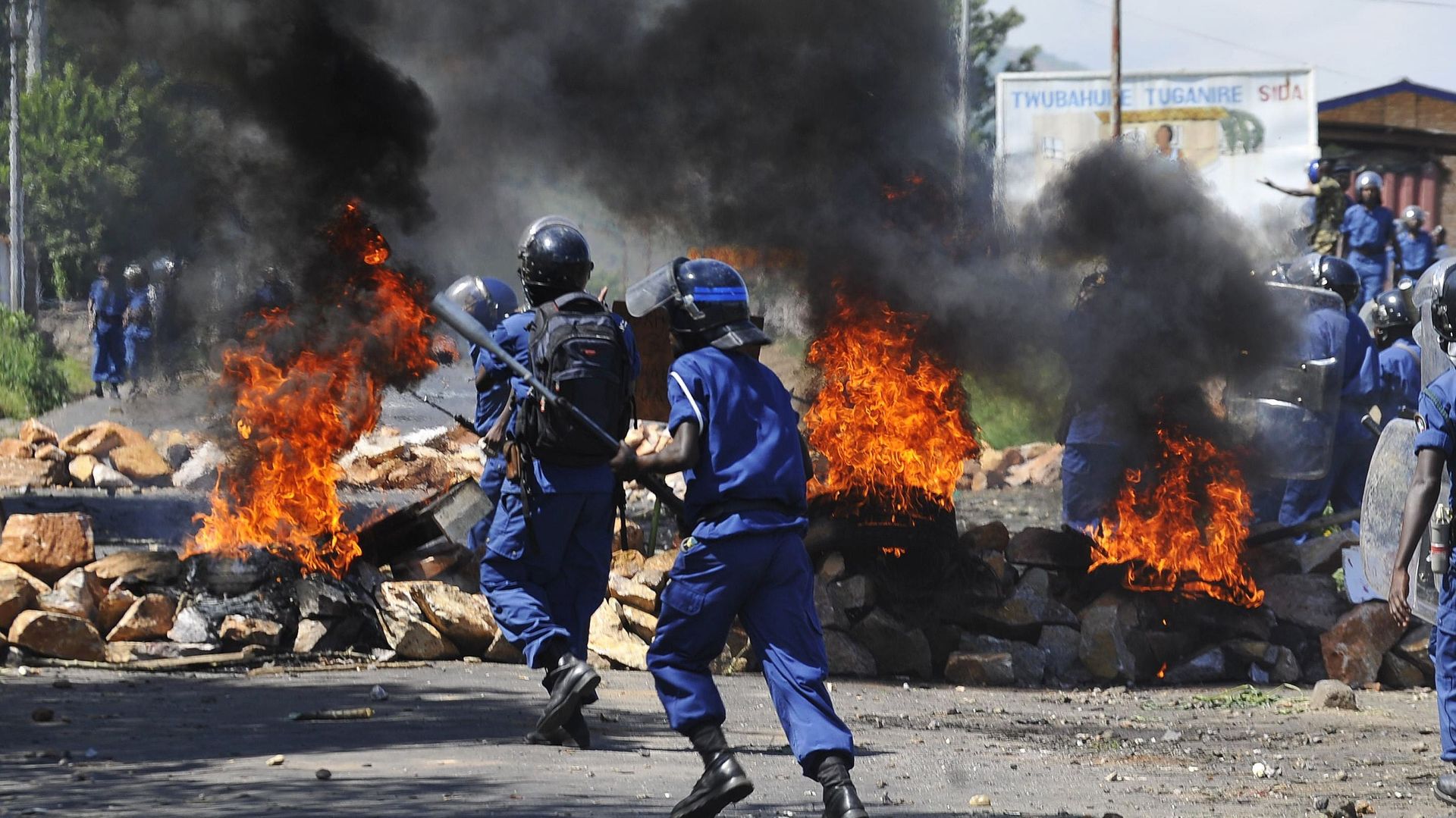 Les forces de police font face aux manifestants "anti-troisième-mandat" depuis plusieurs jours. Ces affrontements auraient fait au moins cinq morts depuis le 26 avril.