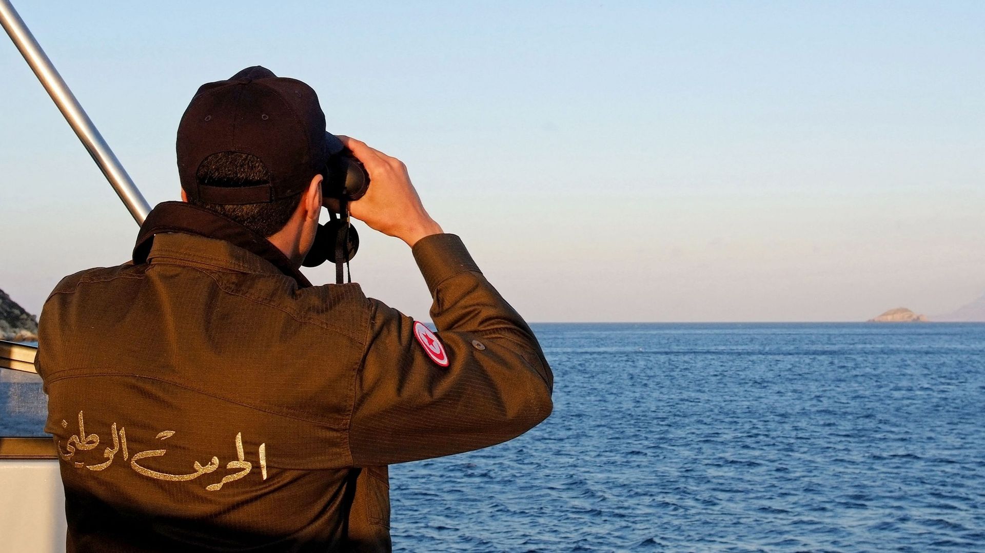 Un garde-côte tunisien observe la mer en 2017