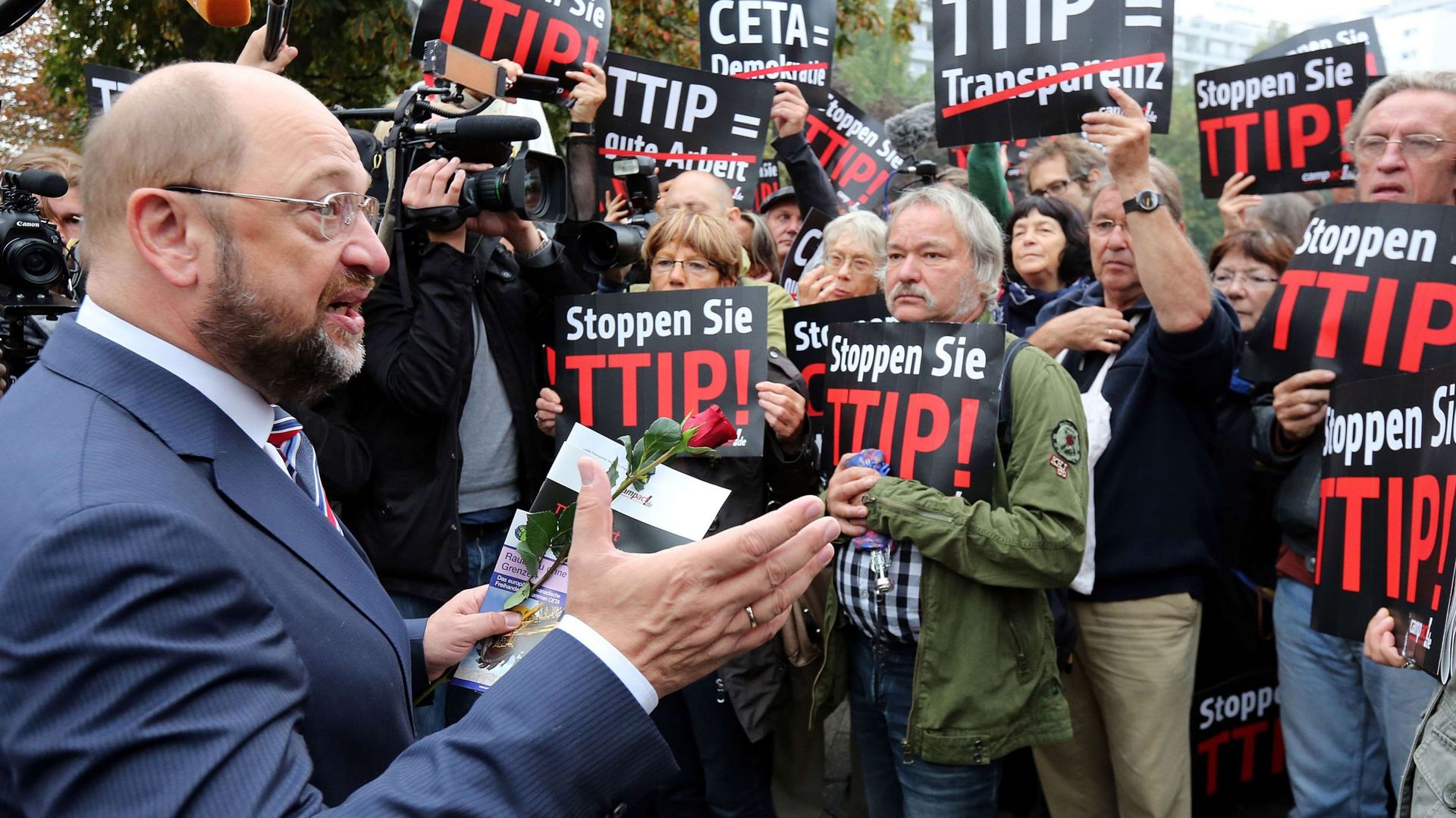 Le président social-démocrate du Parlement européen, l'Allemand Martin Schultz, devant des manifestants anti-TTIP à Berlin, le 20 septembre 2014.