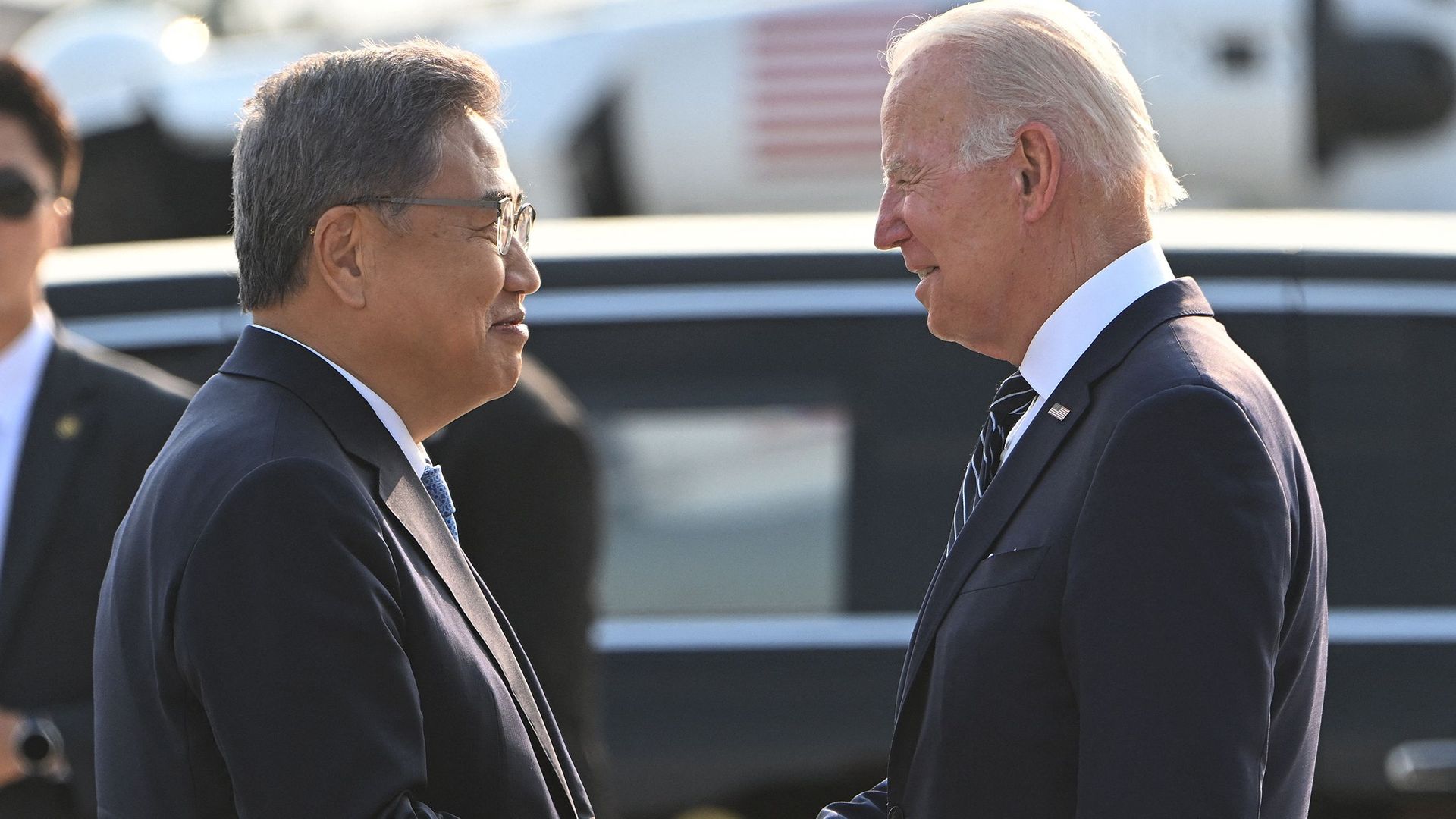 Le président américain et le ministre des Affaires étrangères sud-Coréen Park Jin à la base Osan, le 20 mai 2022.