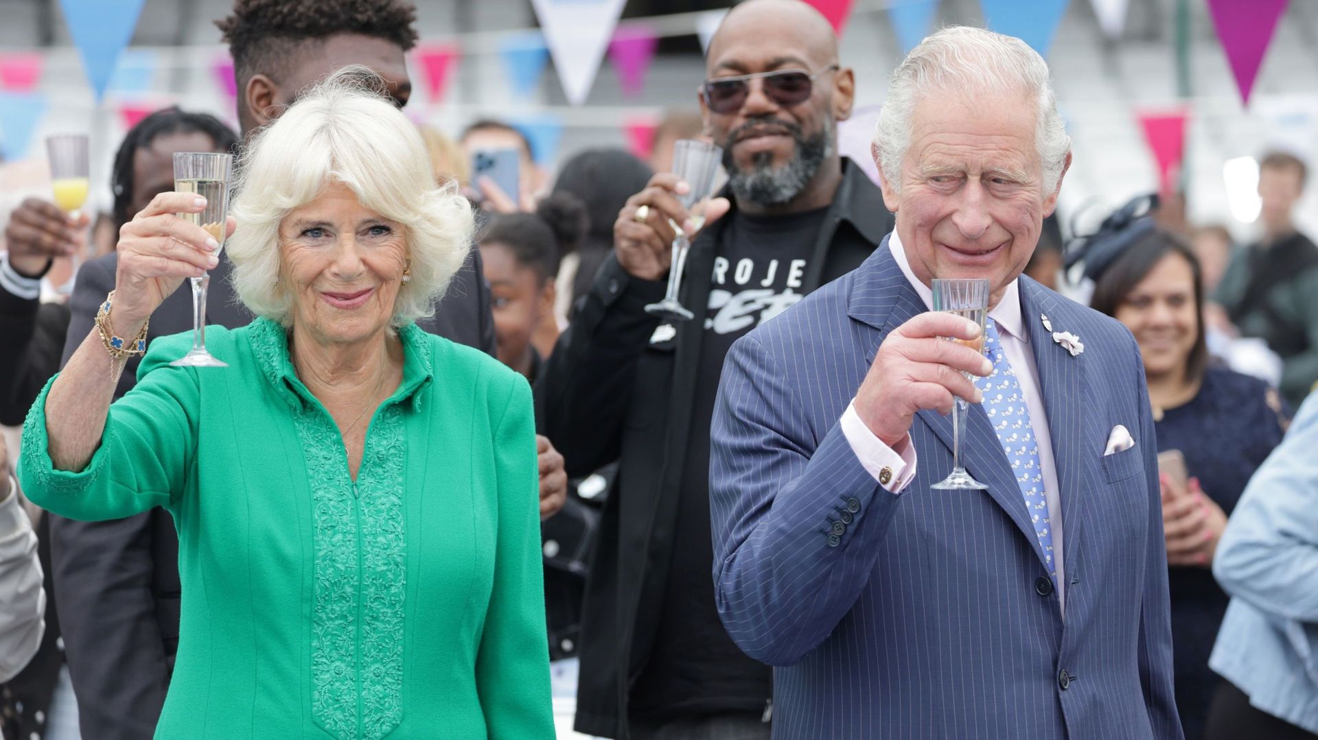 Camilla, Duchesse de Cornouailles, et le Prince Charles, Prince de Galles, lèvent leur verre lors du "Big Jubilee Lunch", à Londres, ce dimanche 5 juin 2022.