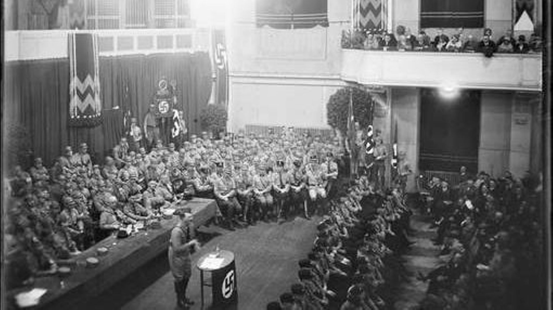 Hitler prend la parole à un rassemblement.