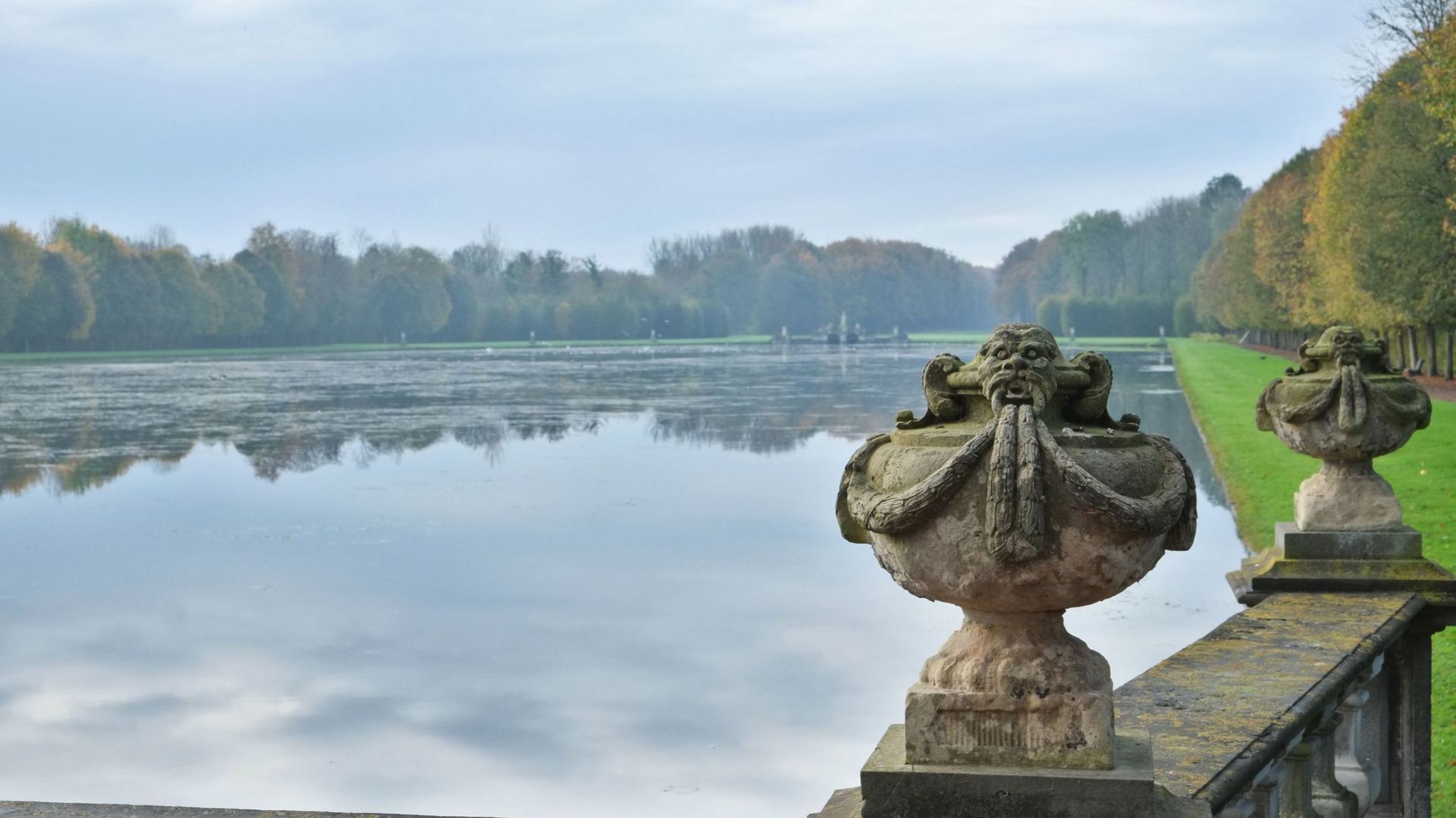 Il n’y a pas de fontaines à l’entretien compliqué. L’eau est simplement le reflet du ciel. Dans cet immense miroir, les nuages se reflètent et s’enroulent dans l’eau.