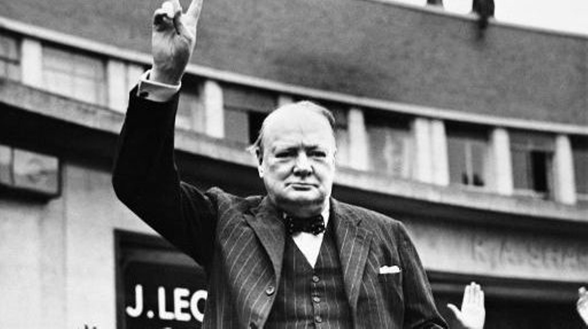 Winston Churchill fait le signe de la Victoire