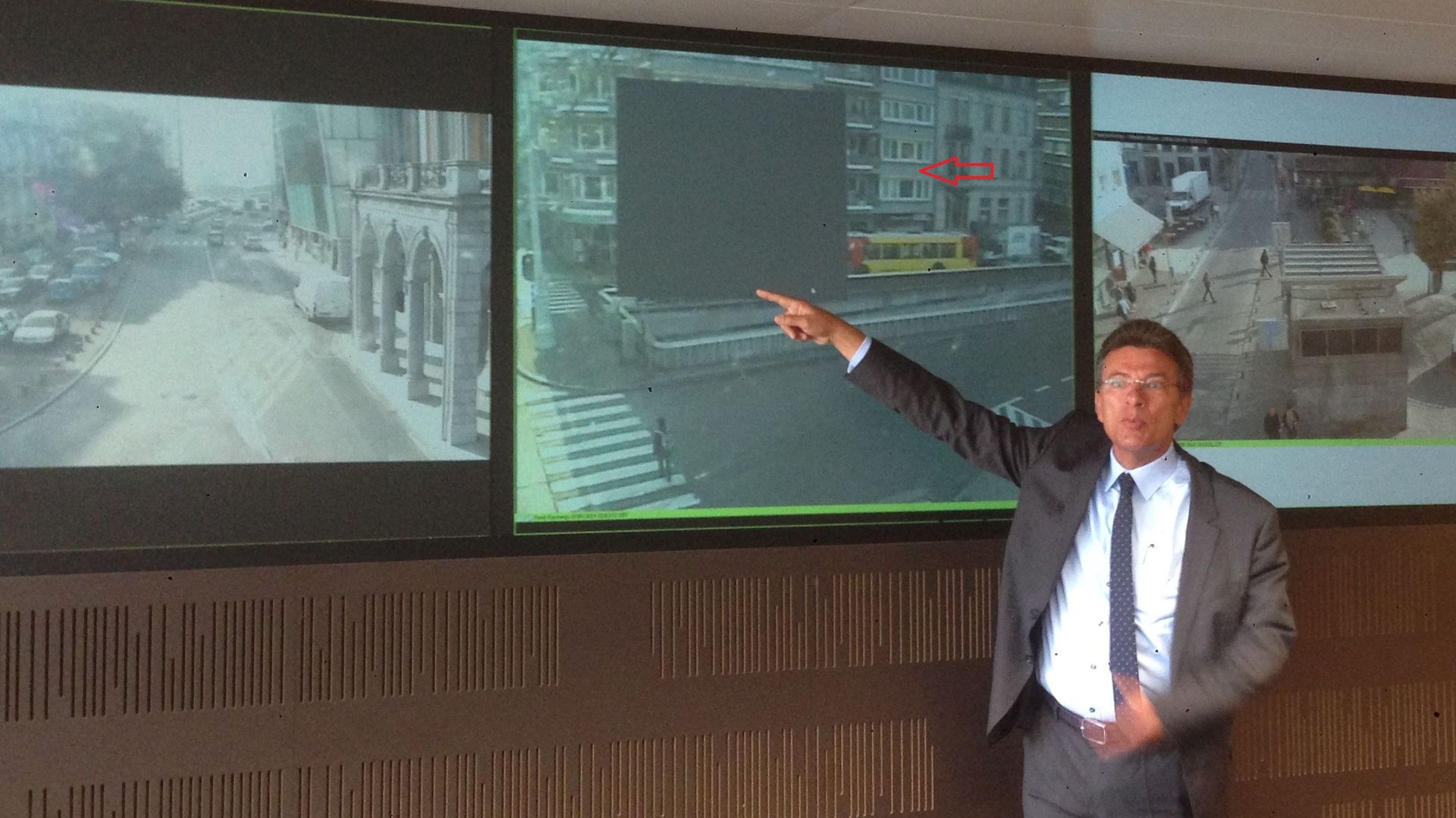 Image 1: le commissaire Beaupère montre le floutage-imparfait- d'une caméra obsolète