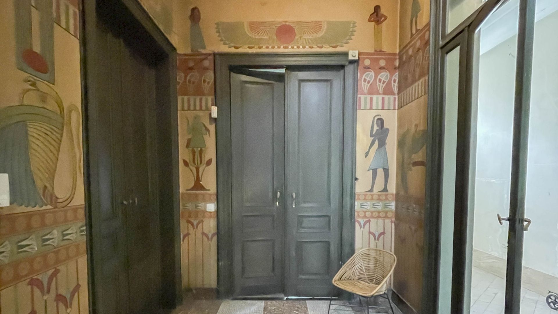 Des peintures de l’Egypte antique, dans toute la cage d’escalier.