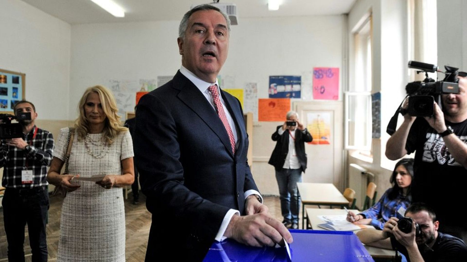 Milo Djukanovic, candidat à l'élection présidentielle du Parti des démocrates socialistes au pouvoir au Monténégro, vote à Podgorica le 15 avril 2018


