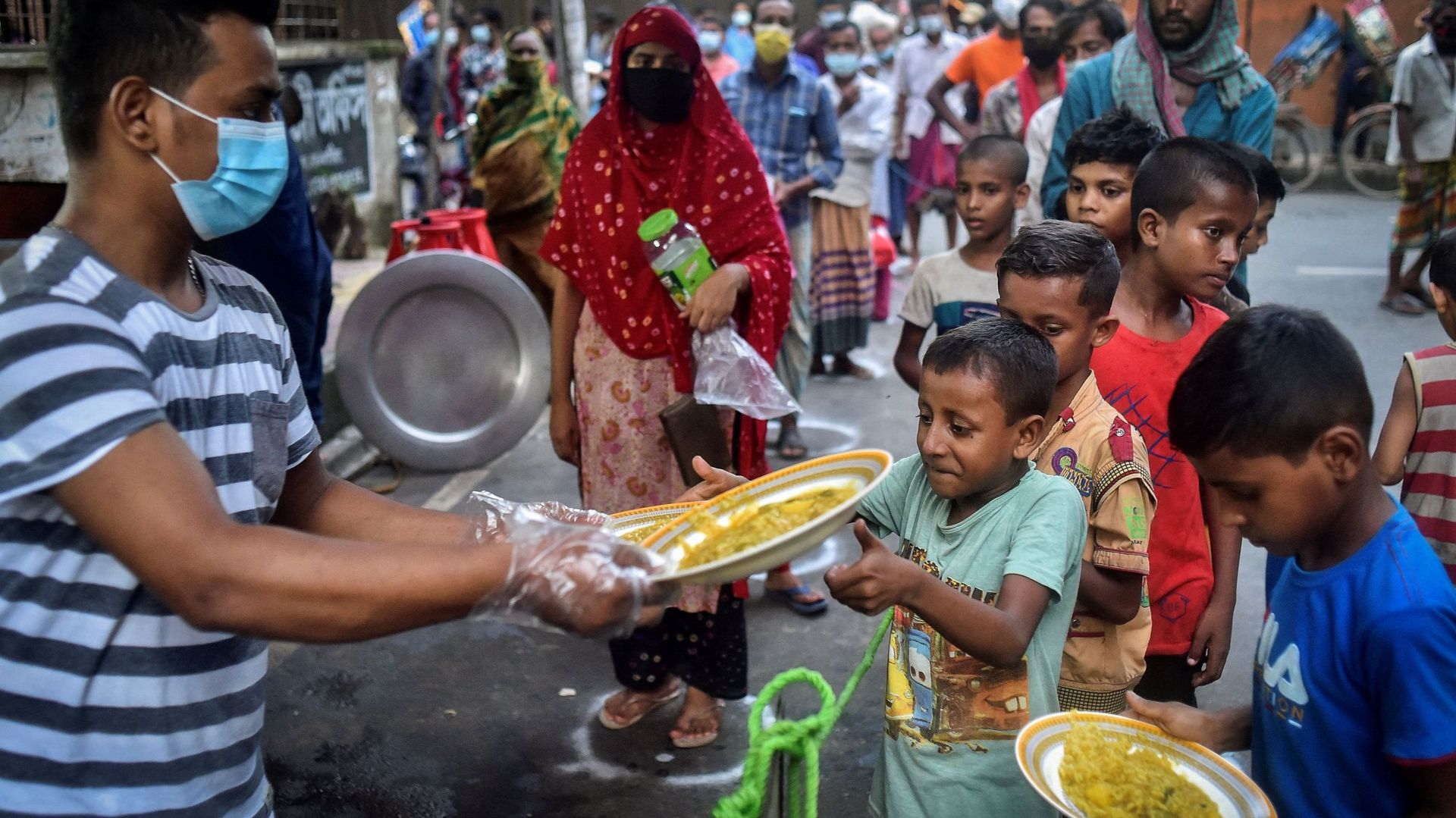 Distribution alimentaire d'une ONG au Bangladesh, le 04 août 2021