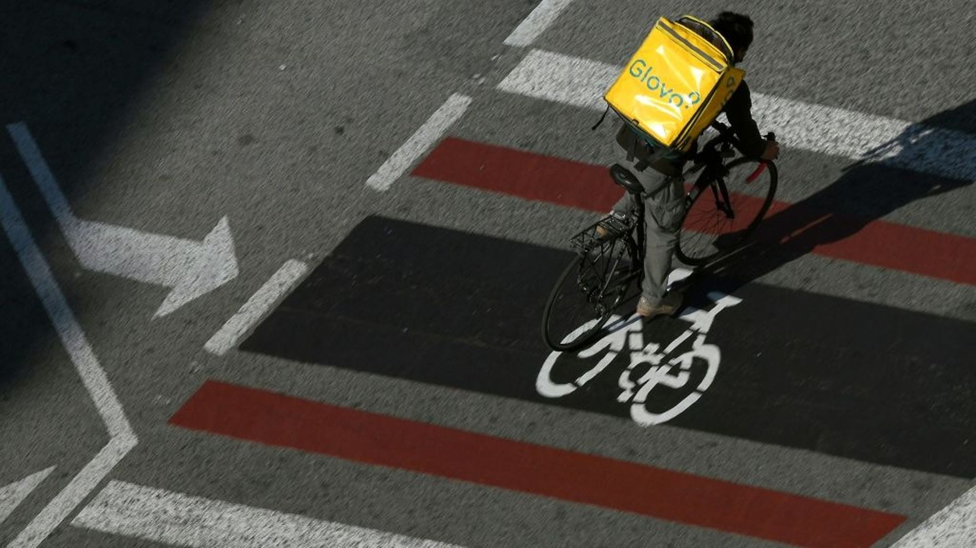 Un livreur à vélo de la plateforme Glovo, à Barcelone, le 4 février 2021