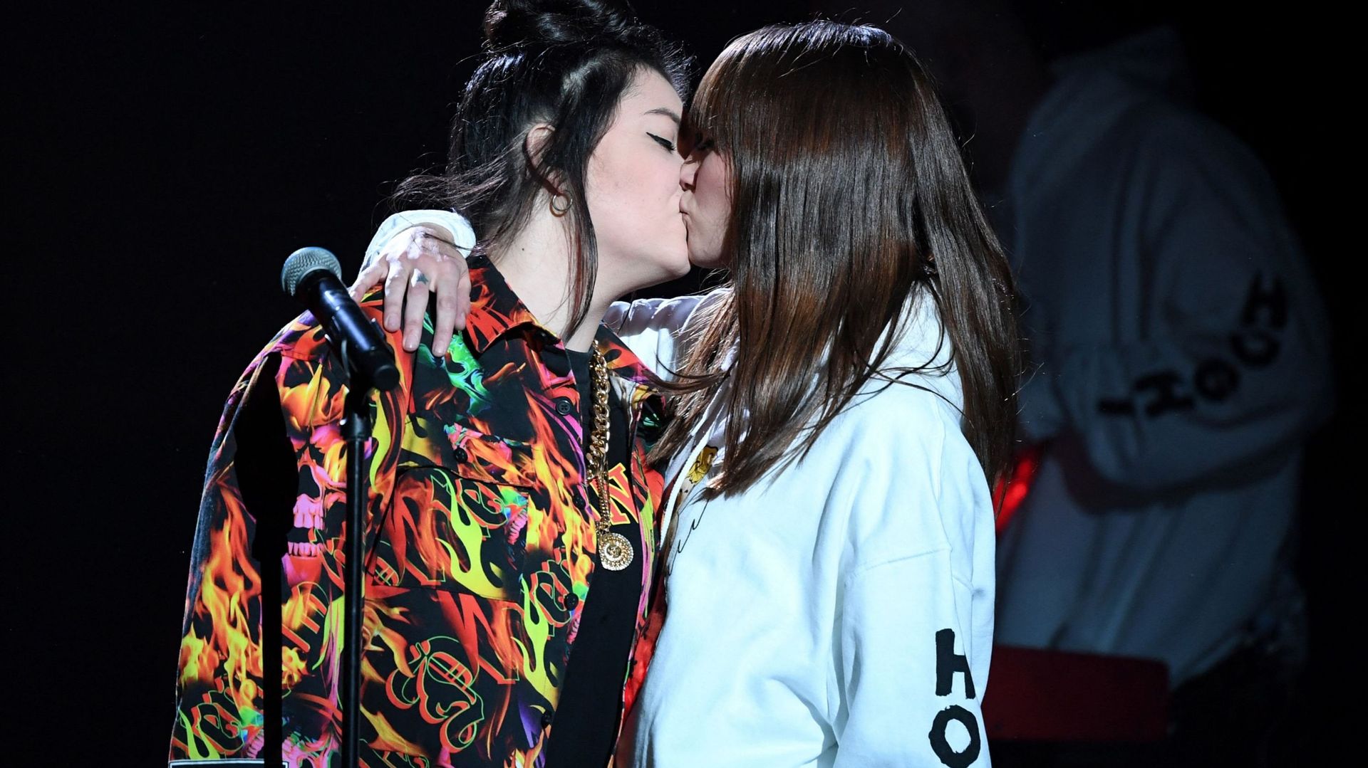 Le baiser entre Hoshi et sa danseuse lors de la cérémonie des Victoires de la Musique 2019 a fait les gros titres de la presse française