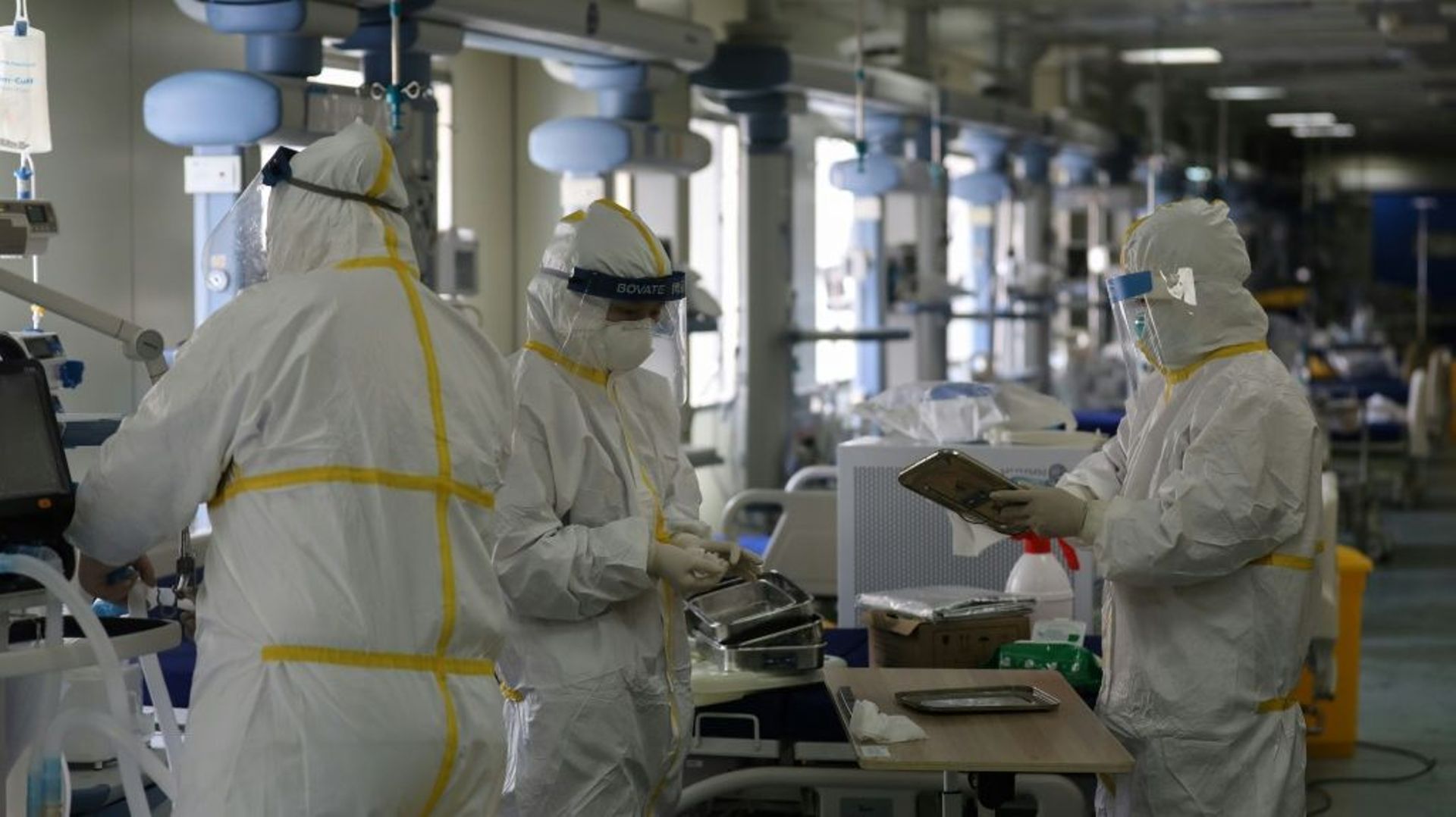 Le personnel d'un hôpital de Wuhan (Chine) désinfecte une unité réservée à des malades touchés par le coronavirus, le 12 mars 2020