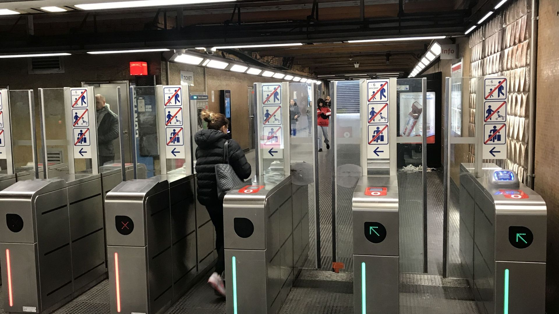 Pour l'instant, trois de ces nouveaux validateurs bleus ont été installés à la station de métro Parc et une poignée d'autres dans des bus et des trams. Ils sont en phase de test et donc pas encore fonctionnels