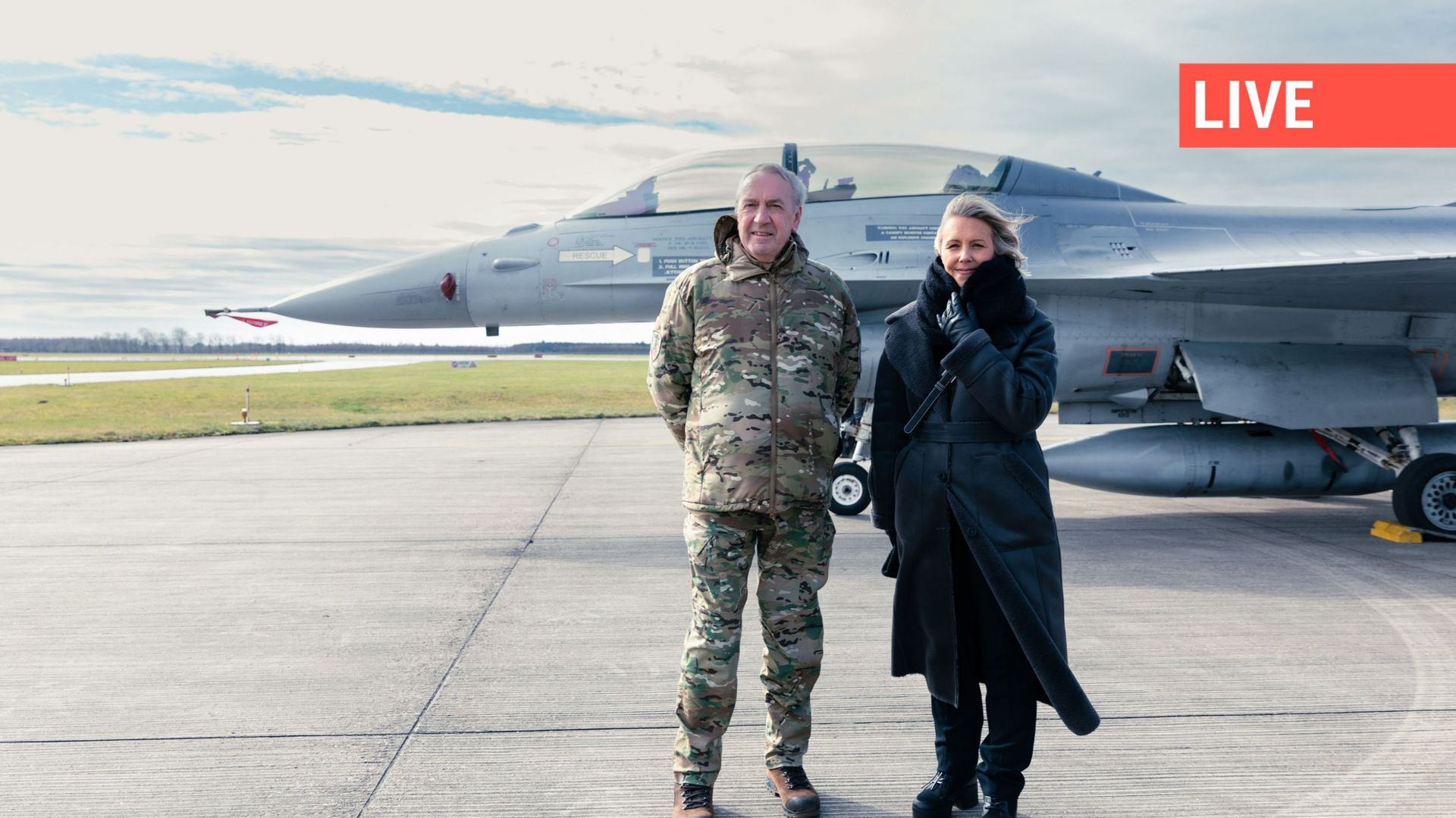Des photos diffusées lundi 18 mars 2024 par la Défense belge montrent la ministre de la Défense Ludivine Dedonder et le chef de la Défense, le général Michel Hofman, sur la base aérienne de Skrydstrup au Danemark, dans le cadre d'une visite de la ministre