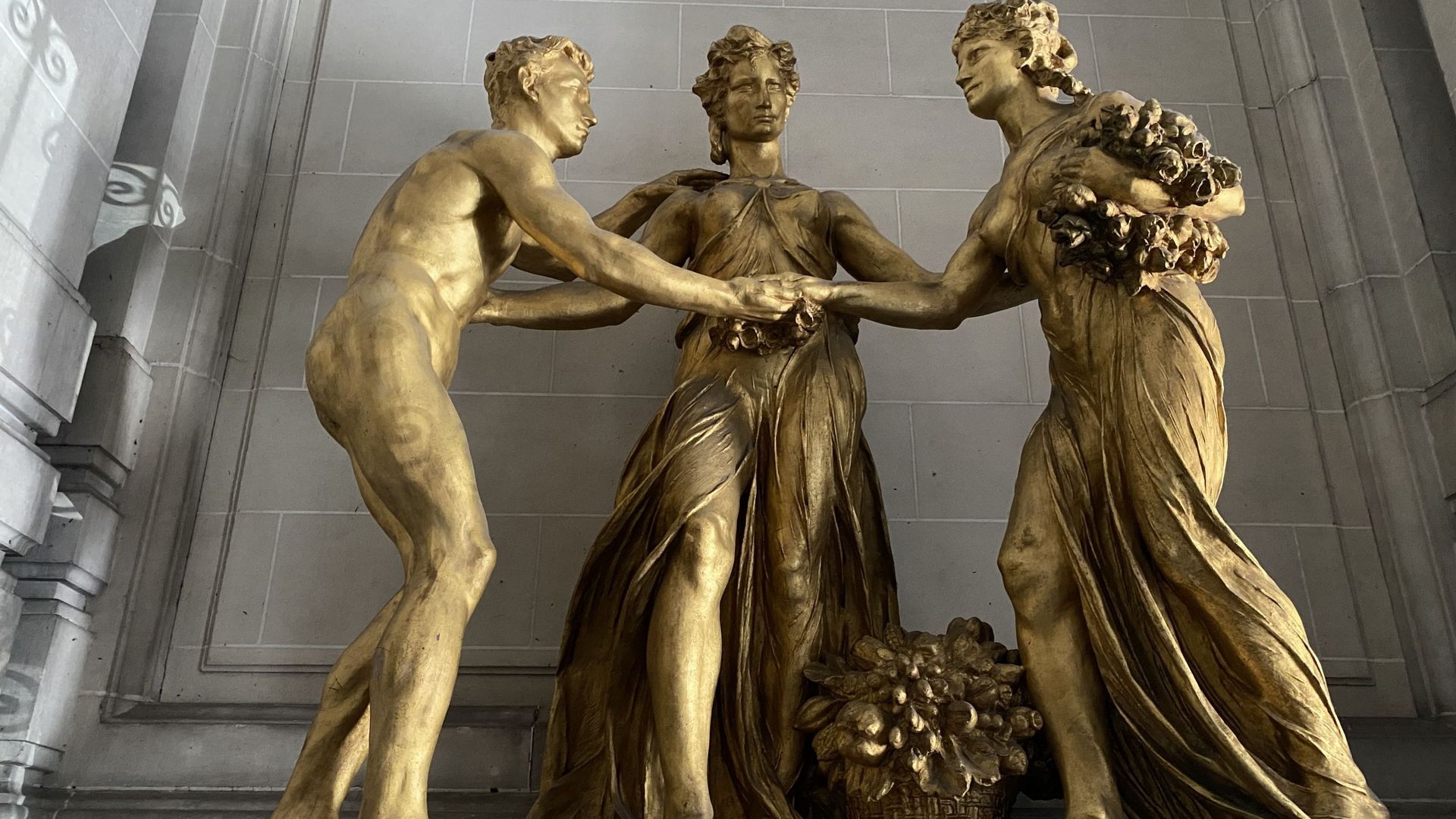 Le premier bronze représente l’acte du mariage.