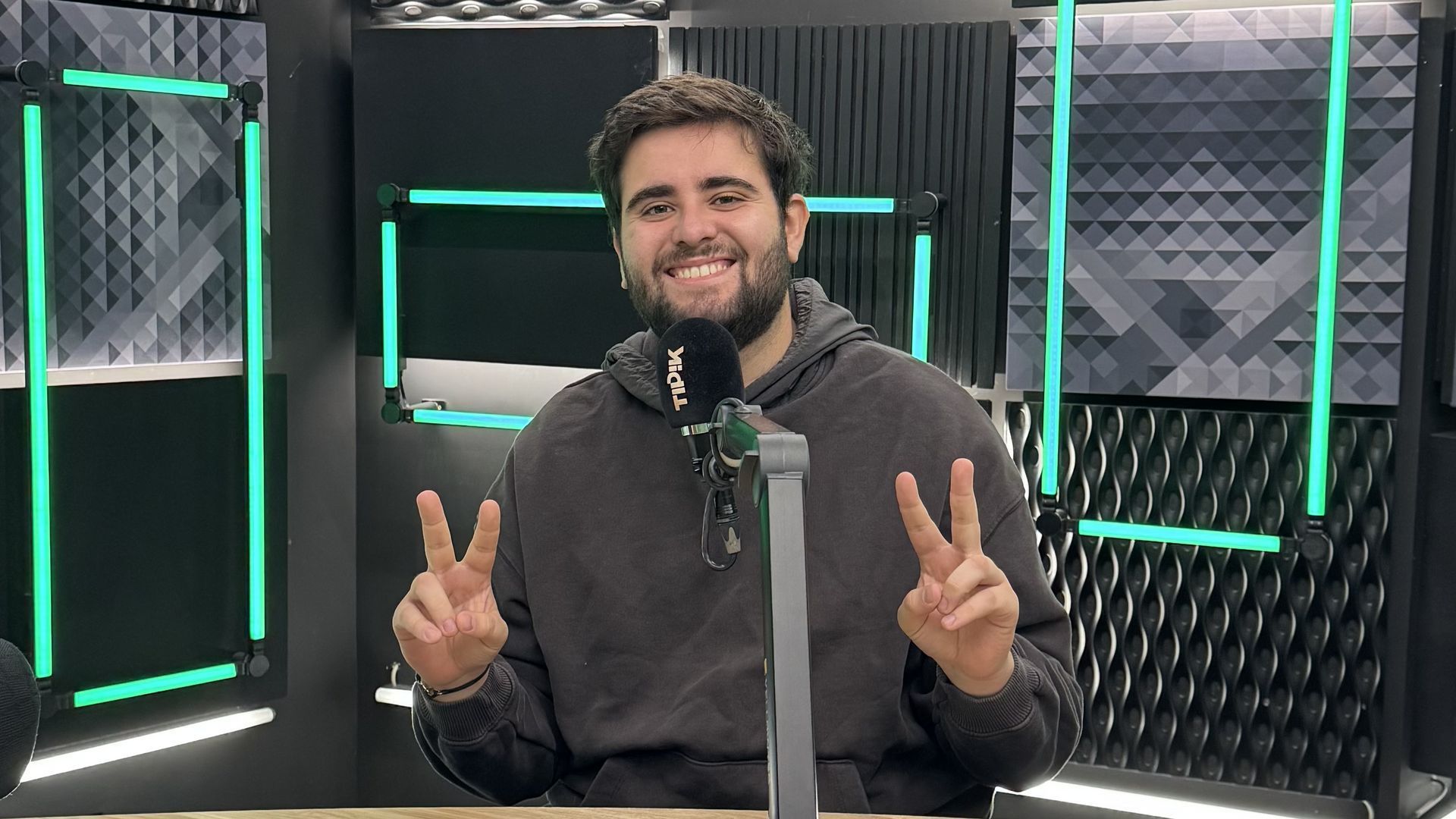 Sacha Ferra propose la solution miracle à tous nos malheurs
