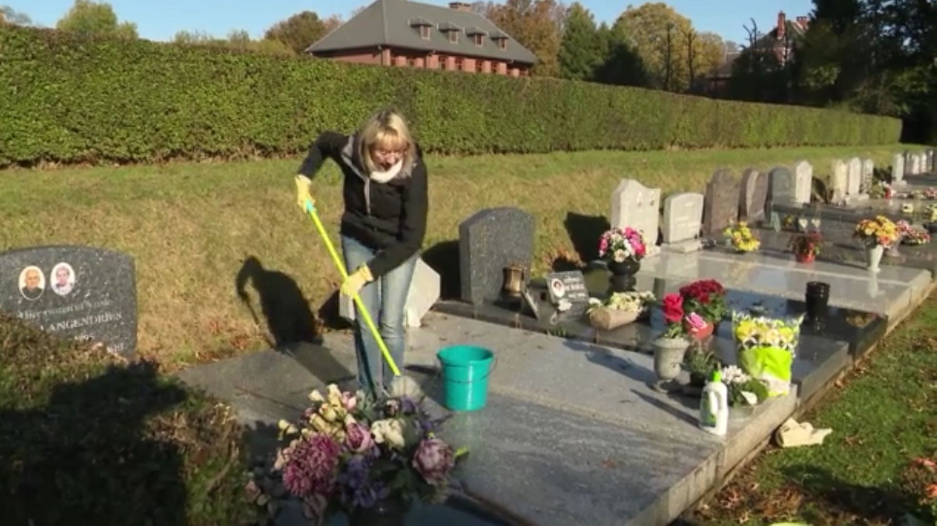 Colette, qui se retrousse les manches.